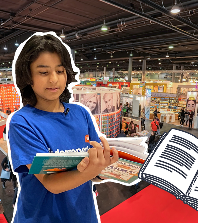 Kinderreporter Vivaan liest ein Buch, im Hintergrund ist die Buchmesse