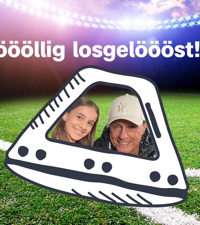 Foto von Alice und Peter Schilling in einem Ufo auf einem Fußballfeld