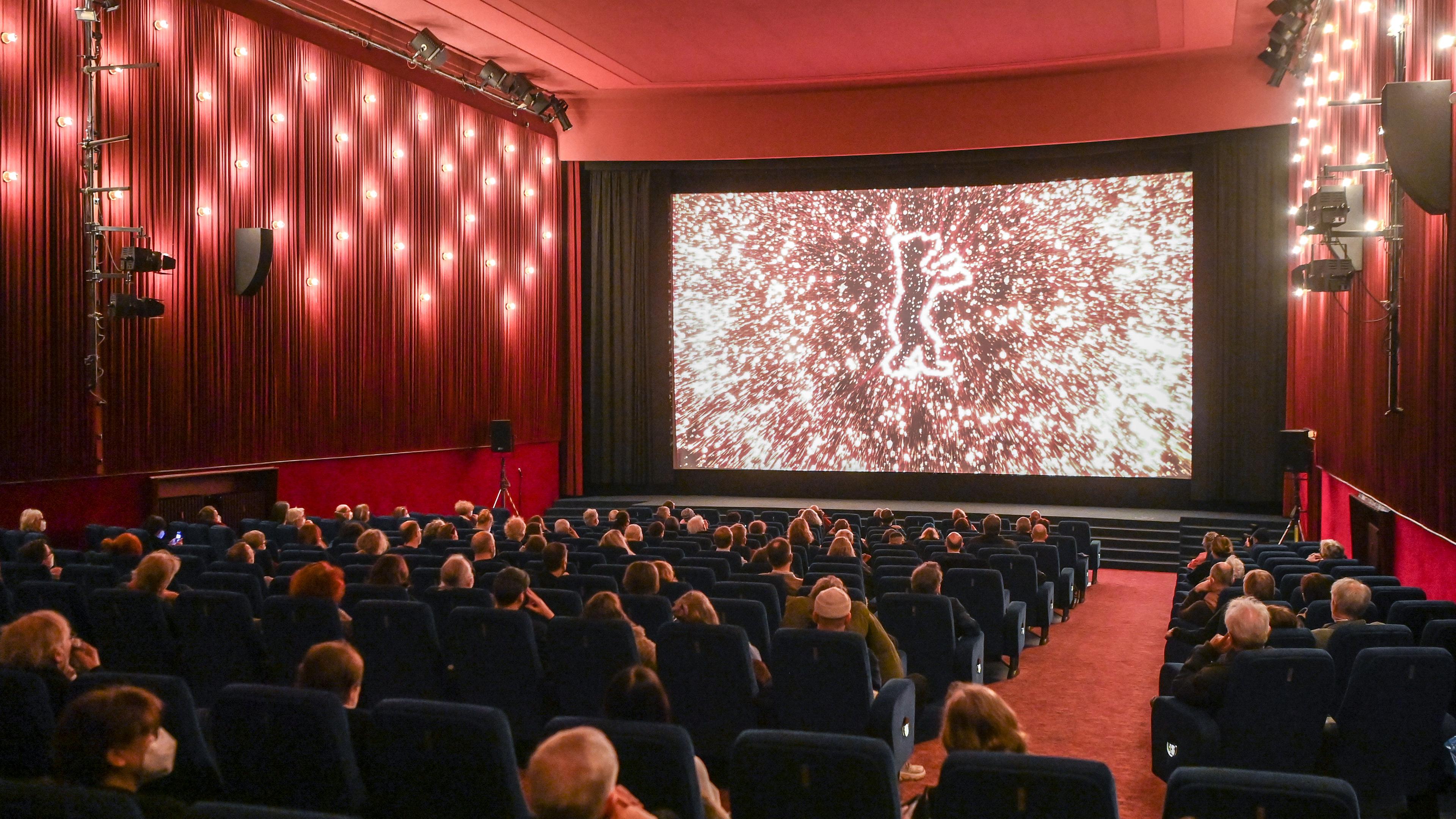 Es sind Kinobesucher im Delphi-Filmpalast zu sehen.