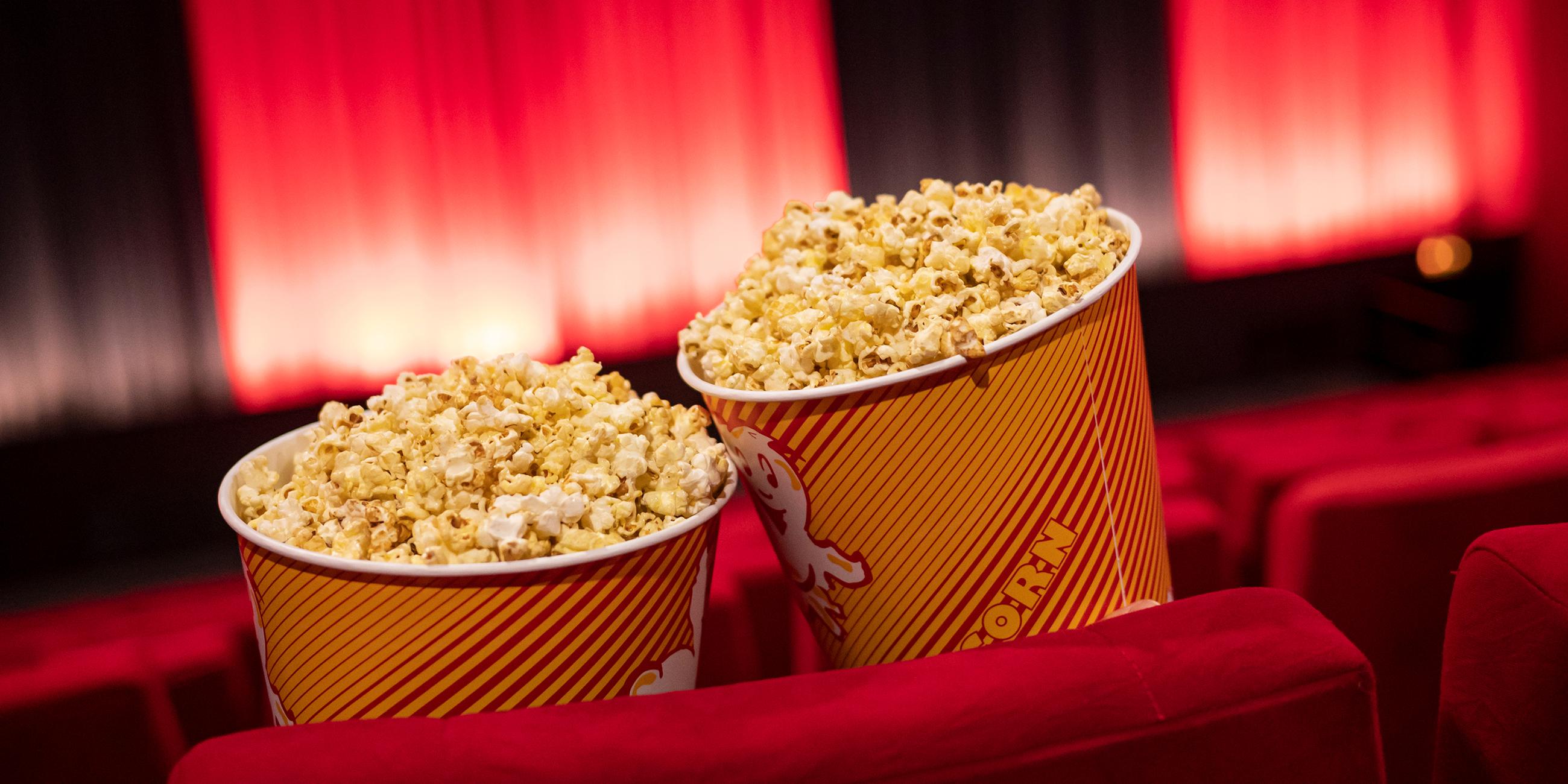 Popcorn steht zwischen den Sitzreihen in einem Kino im Cinestar Treptow