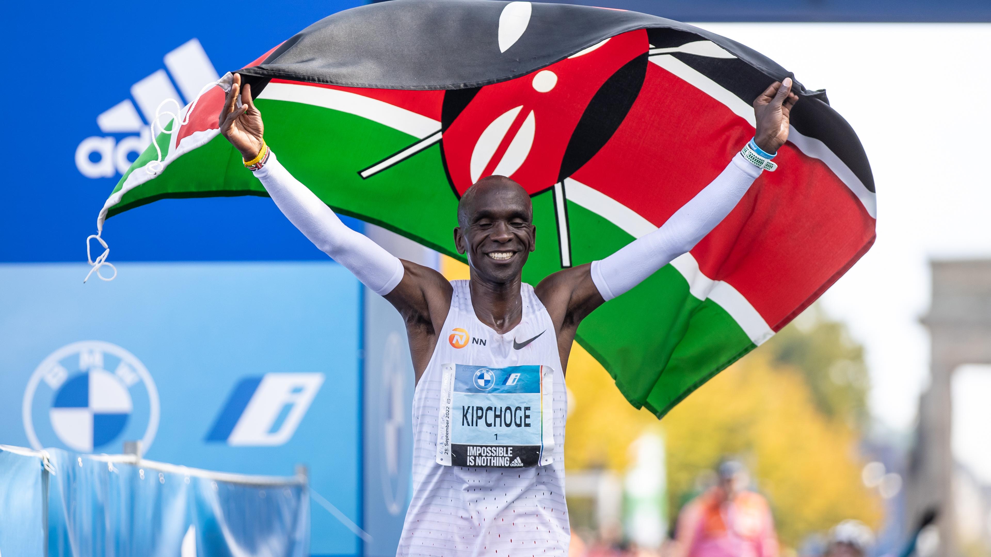 Eliud Kipchoge aus Kenia jubelt, nachdem er beim BMW Berlin Marathon nach 2:01:09 Stunden als Erster durchs Ziel gelaufen ist und somit seinen Weltrekord verbessert hat.