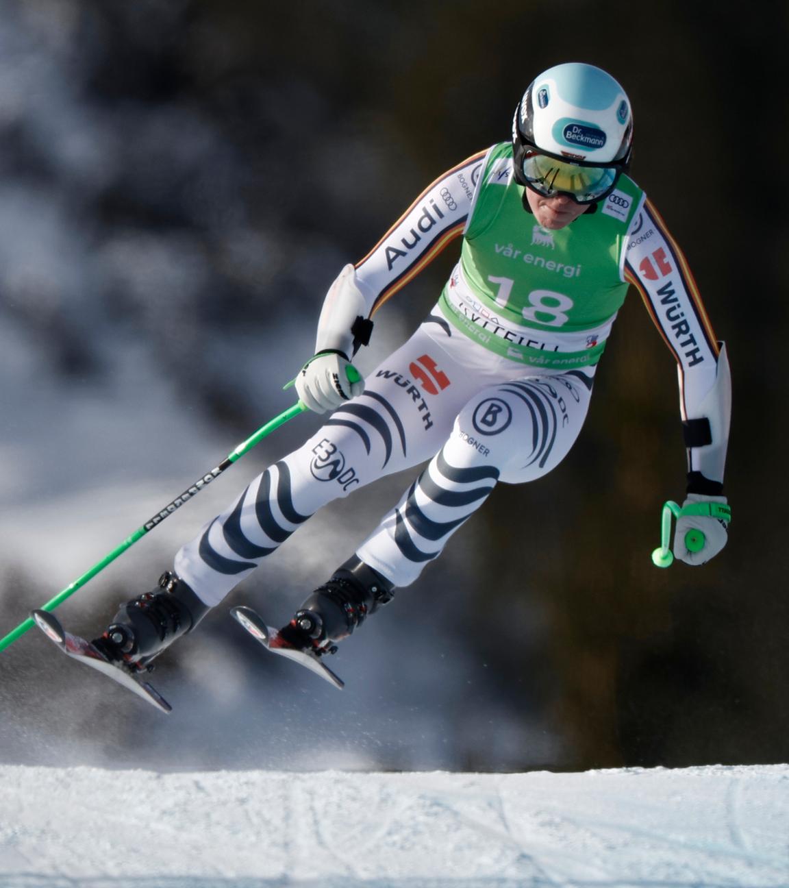 Kira Weidle Winkelmann rast während eines alpinen Skiweltcup-Super-G der Damen.