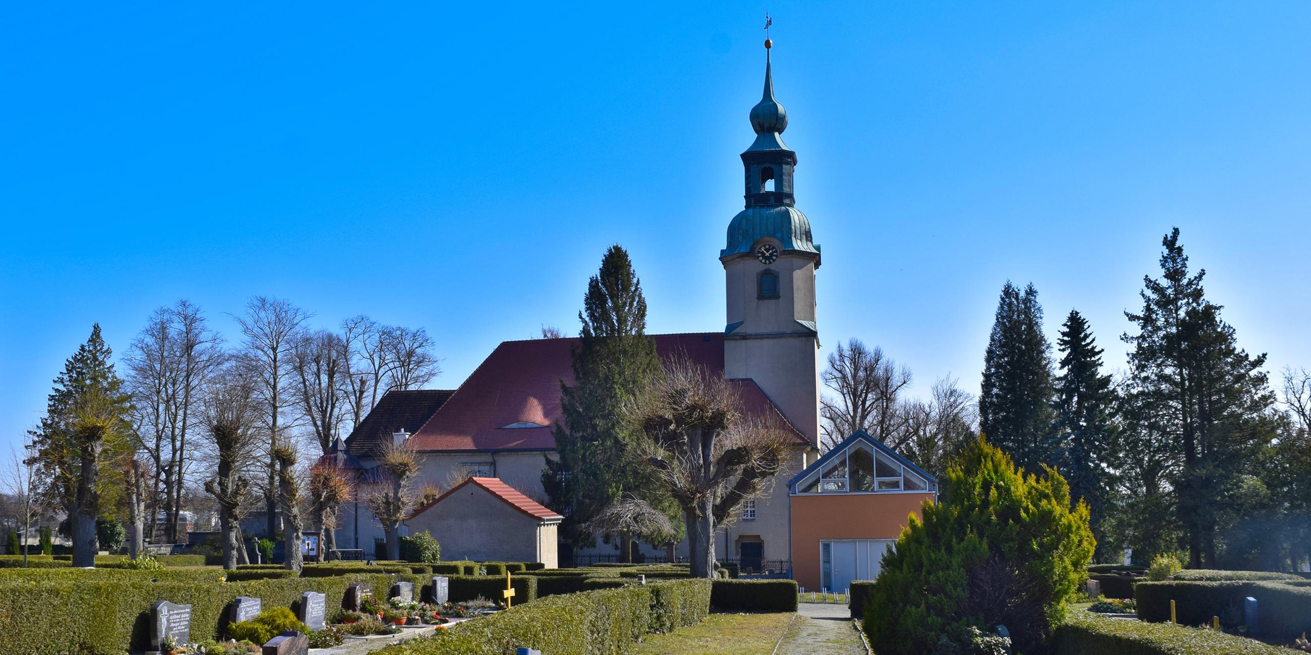 Die evangelische Kirche Großröhrsdorf , Blick von Norden über den Friedhof zur Kirche