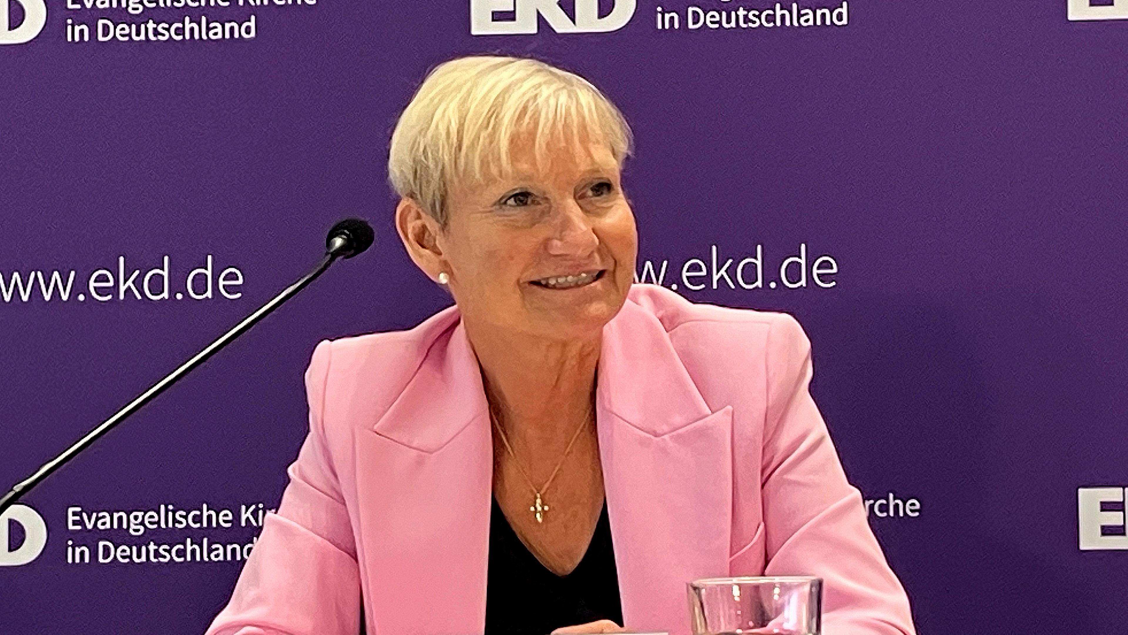 Bayern, Würzburg: Kirsten Fehrs sitzt nach ihrer Wahl zur EKD-Ratsvorsitzenden in einer Pressekonferenz