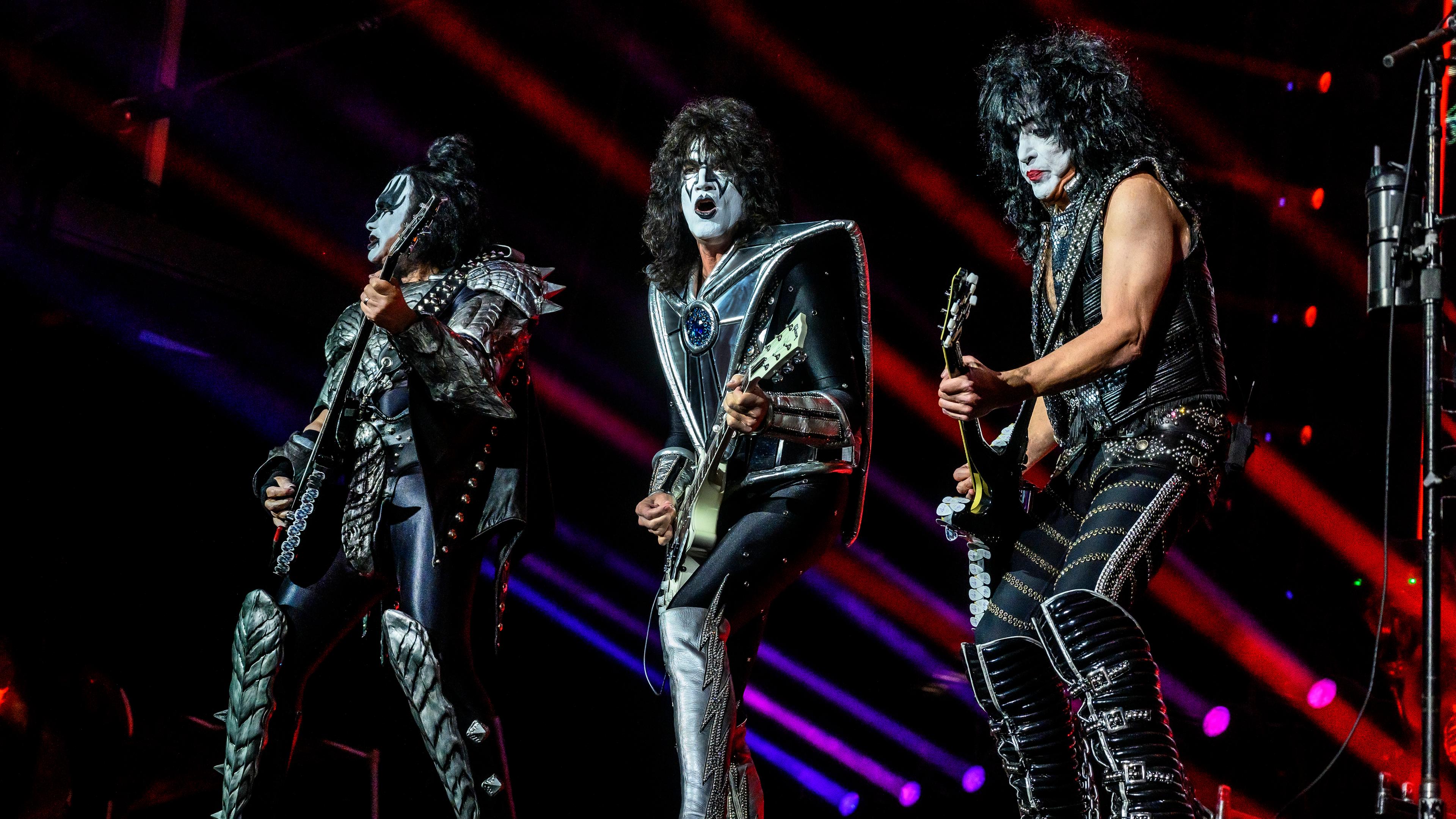 Archiv: (L-R) Gene Simmons, Tommy Thayer und Paul Stanley von der US-Band KISS treten auf der Bühne während des Copenhell Heavy Metal Festivals in Kopenhagen, Dänemark, am 16. Juni 2022 auf 