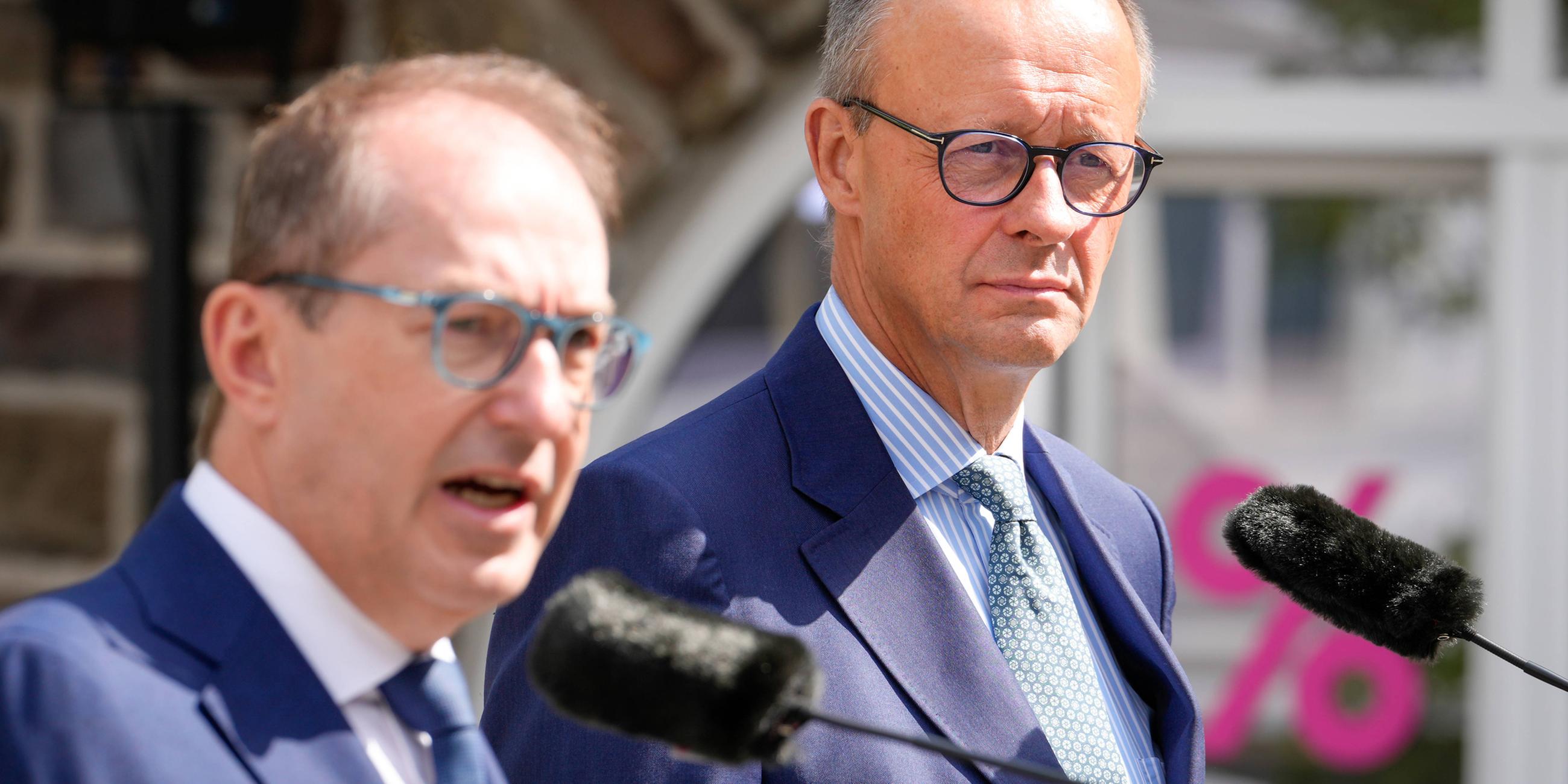 Friedrich Merz gemeinsam mit Alexander Dobrindt beim Auftaktstatement zur Klausurtagung der CDU/CSU-Bundestagsfraktion im Sauerland am 31.08.2023.