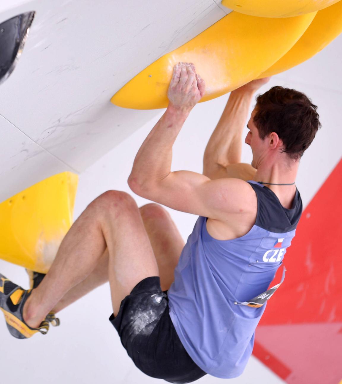 Adam Ondra aus der Tschechischen Republik tritt während der Boulder-Qualifikation.