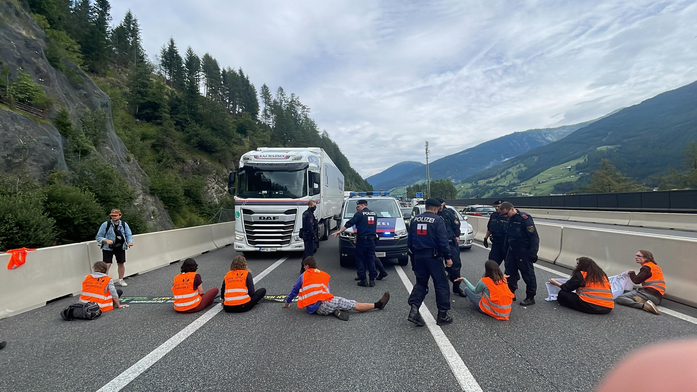 Österreich: "Letzte Generation" Blockiert Brennerautobahn - ZDFheute