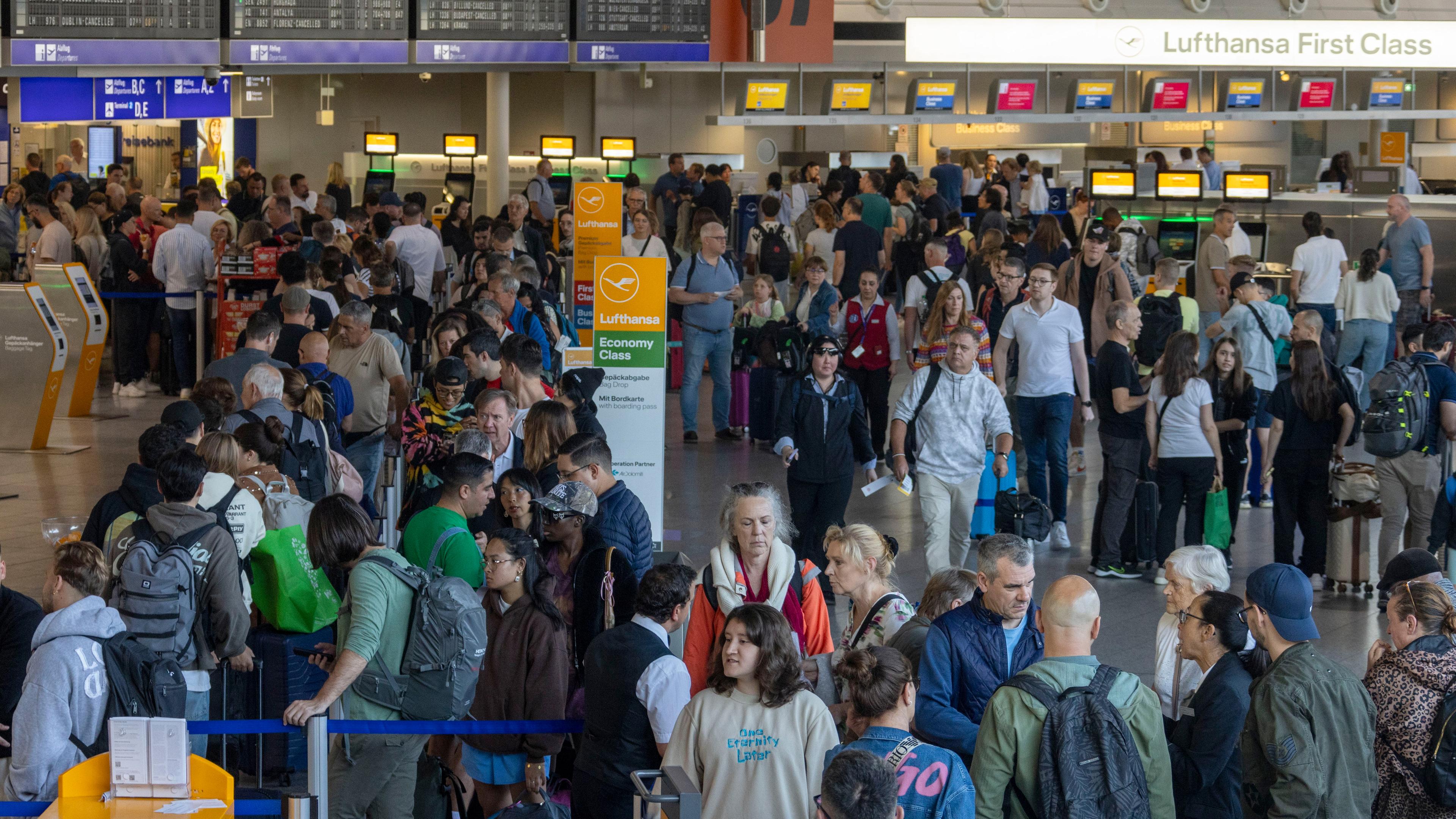 Reisende halten sich im Terminal des Frankfurter Flughafens auf. 