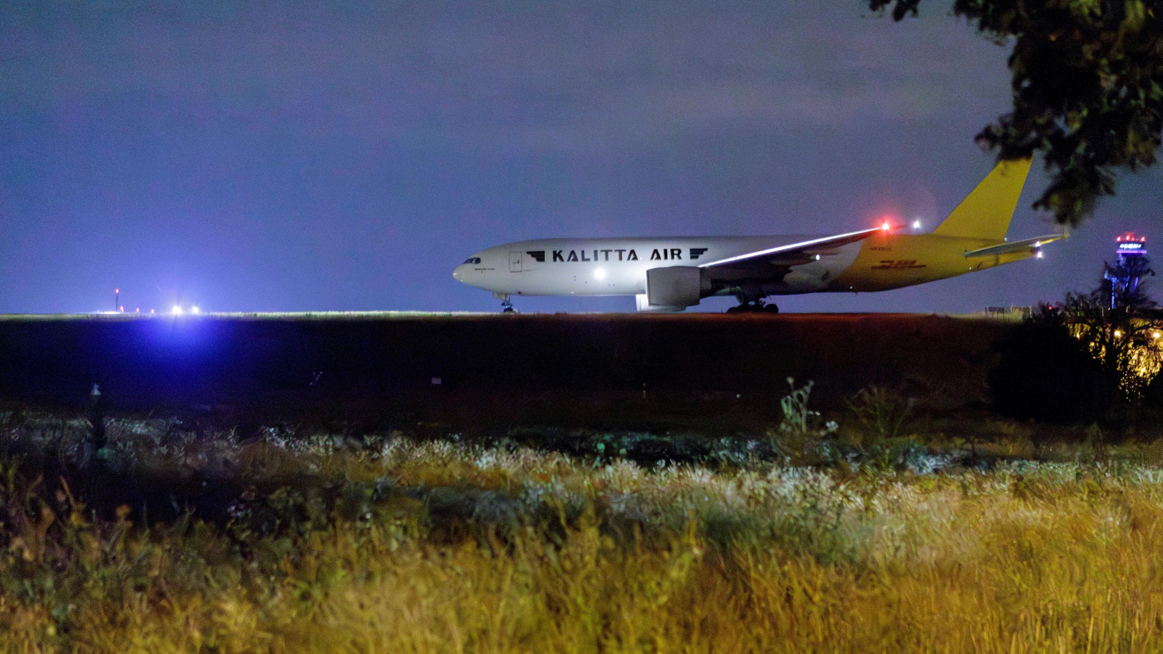  Klimaktivisten halten sich auf einem Rollfeld auf dem Flughafen Leipzig/ Halle auf.