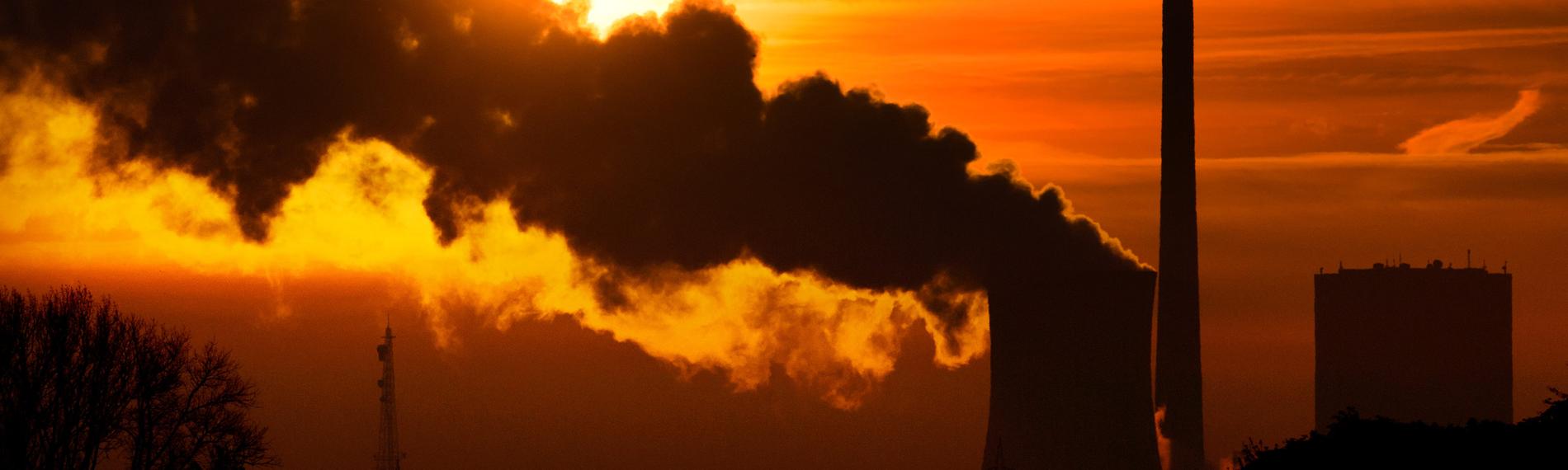 Die aufgehende Sonne taucht am 27.10.2014 den Himmel hinter dem Kohlekraftwerk Mehrum in Hohenhameln im Landkreis Peine (Niedersachsen) in warmes Licht.