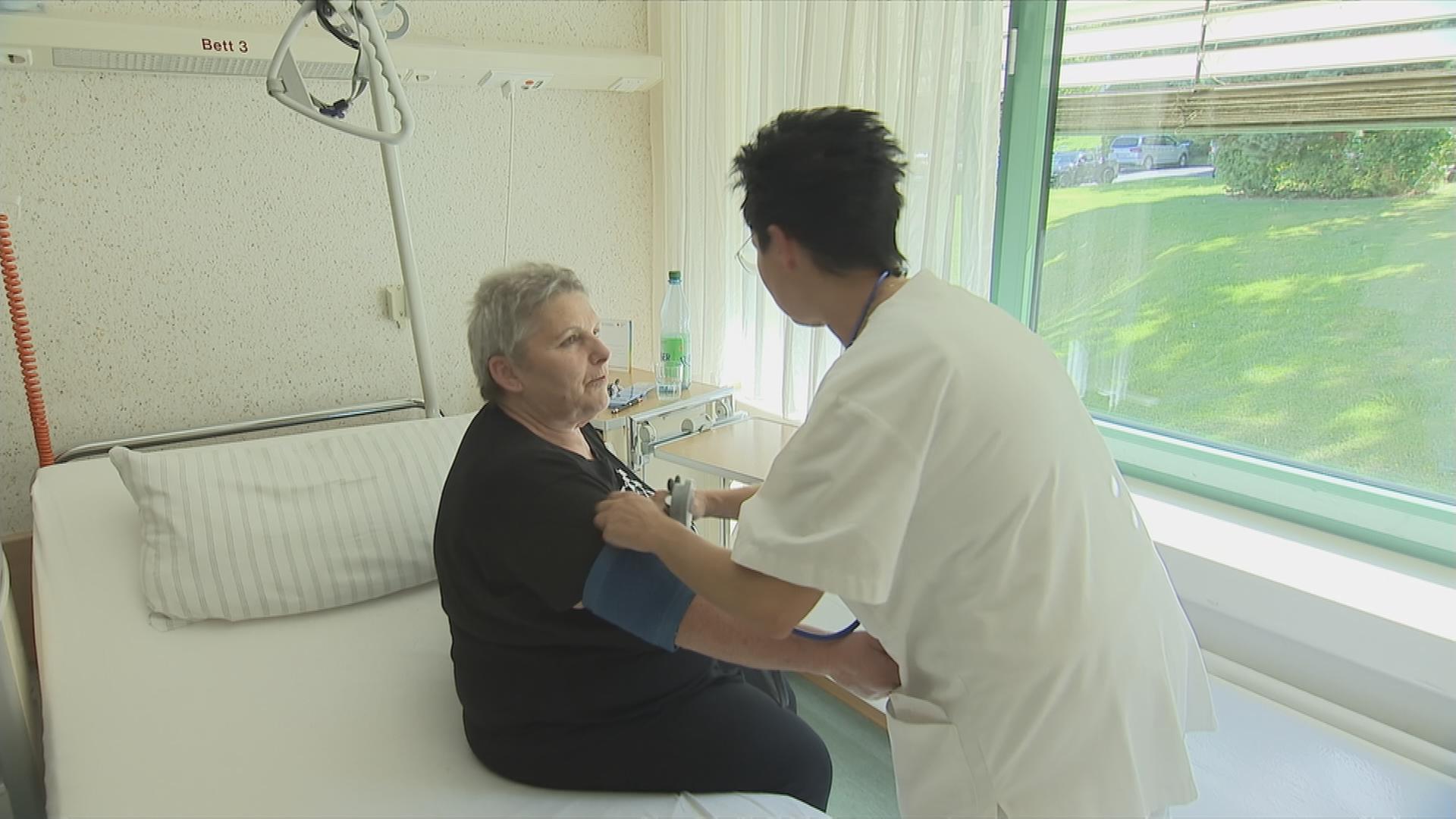 Patientin im Klinikum in Hachenburg wird versorgt
