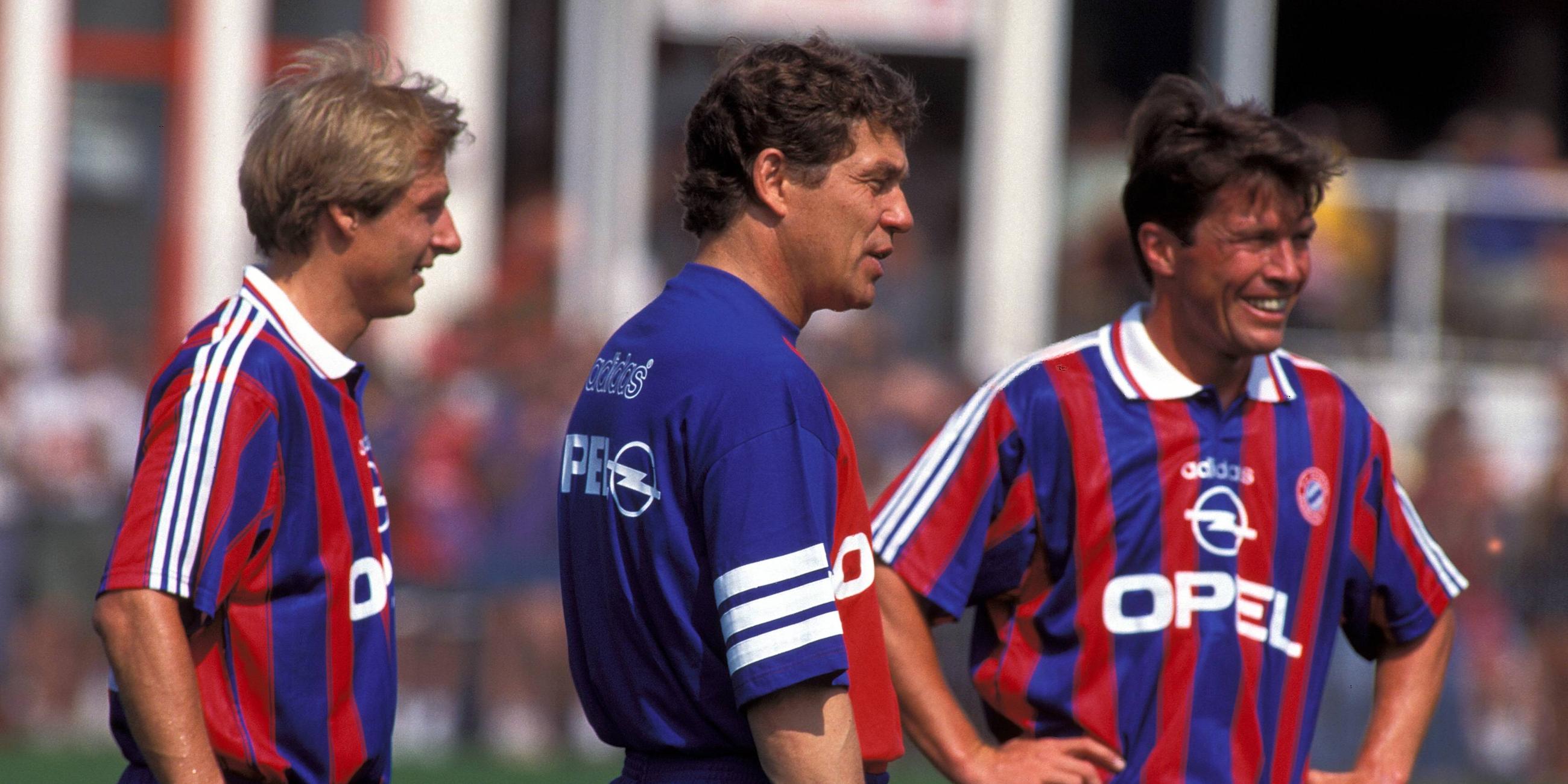 Saison 1995/96: Jürgen Klinsmann, Otto Rehhagel, Lothar Matthäus lachen beim Training des FC Bayern