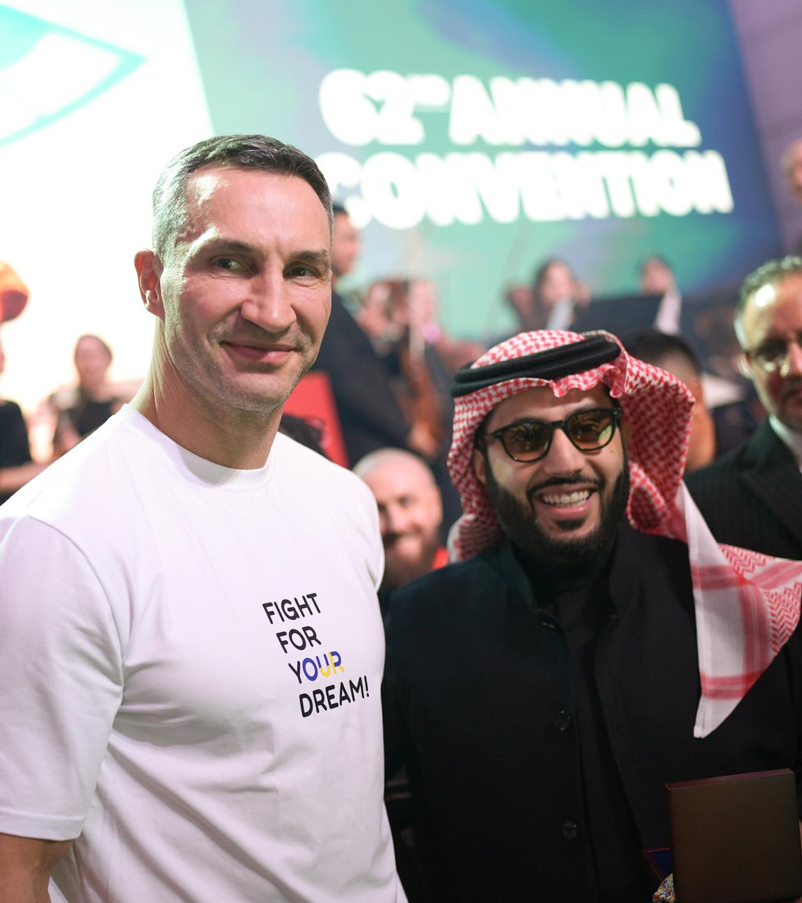 Wladimir Klitschko mit dem saudi-arabischen Sportfunktionär und Berater Turki al-Sheikh (r).