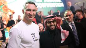 Wladimir Klitschko with the Saudi sports function and Berater Turki al-Sheikh (right).