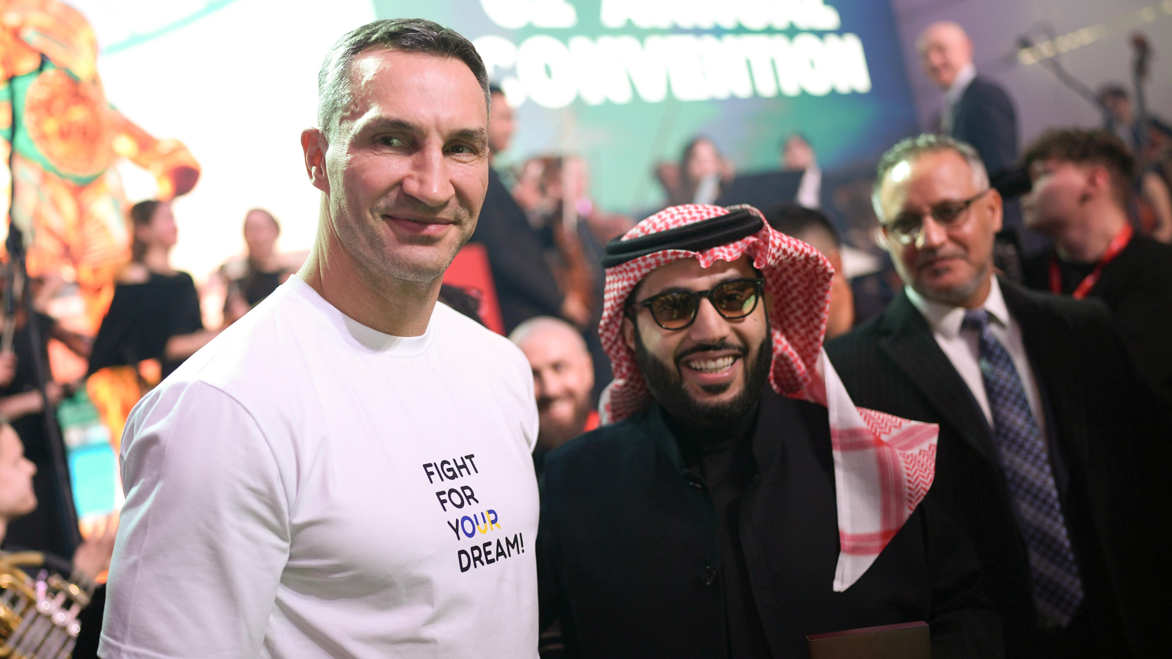 Wladimir Klitschko mit dem saudi-arabischen Sportfunktionär und Berater Turki al-Sheikh (r).