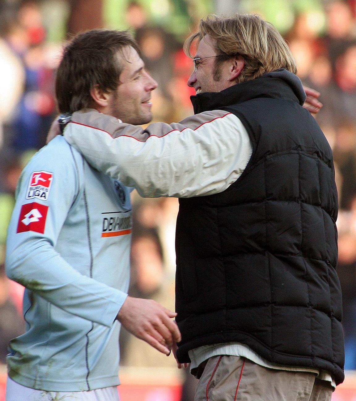 Mainz' Trainer Jürgen Klopp und sein Spieler Marco Rose im März 2006