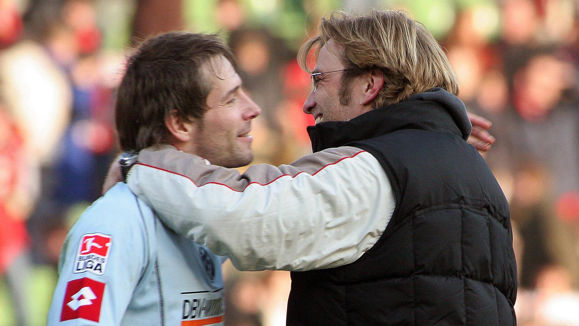 Mainz' Trainer Jürgen Klopp und sein Spieler Marco Rose im März 2006