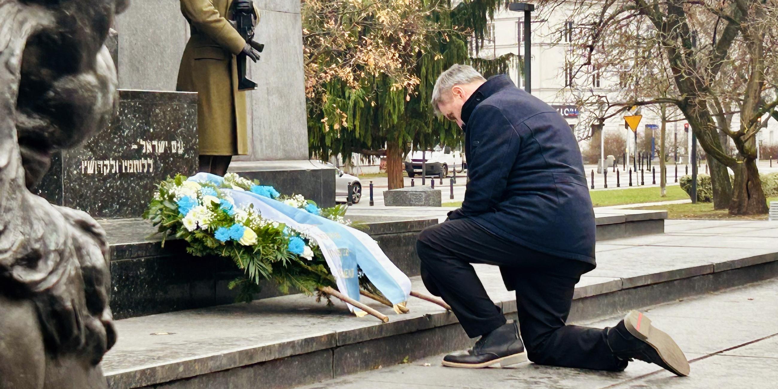 Kniefall vor dem Denkmal der Helden des Warschauer Ghettos gedenkt Bayerns Ministerpräsident Markus Söder 