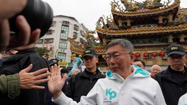 Ko Wen-je, candidat à la présidence du Parti populaire de Taiwan (TPP), arrive dans un temple pour prier pour son succès dans le cadre de sa campagne électorale. 