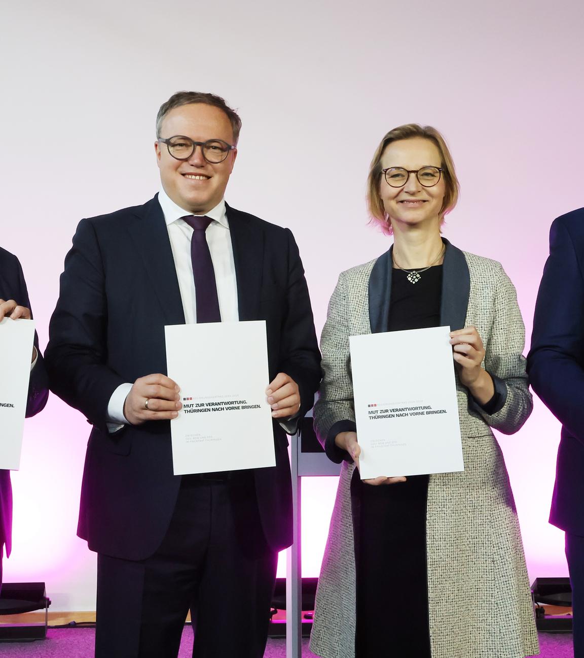 Thüringen, Erfurt: Georg Maier, (l-r), Thüringer SPD-Parteichef und geschäftsführender Innenminister, Mario Voigt, CDU-Fraktionschef von Thüringen, Katja Wolf, BSW-Fraktionschefin und Steffen Schütz, Co-Landesvorsitzender des BSW, präsentieren den Koalitionsvertrag, Archivbild