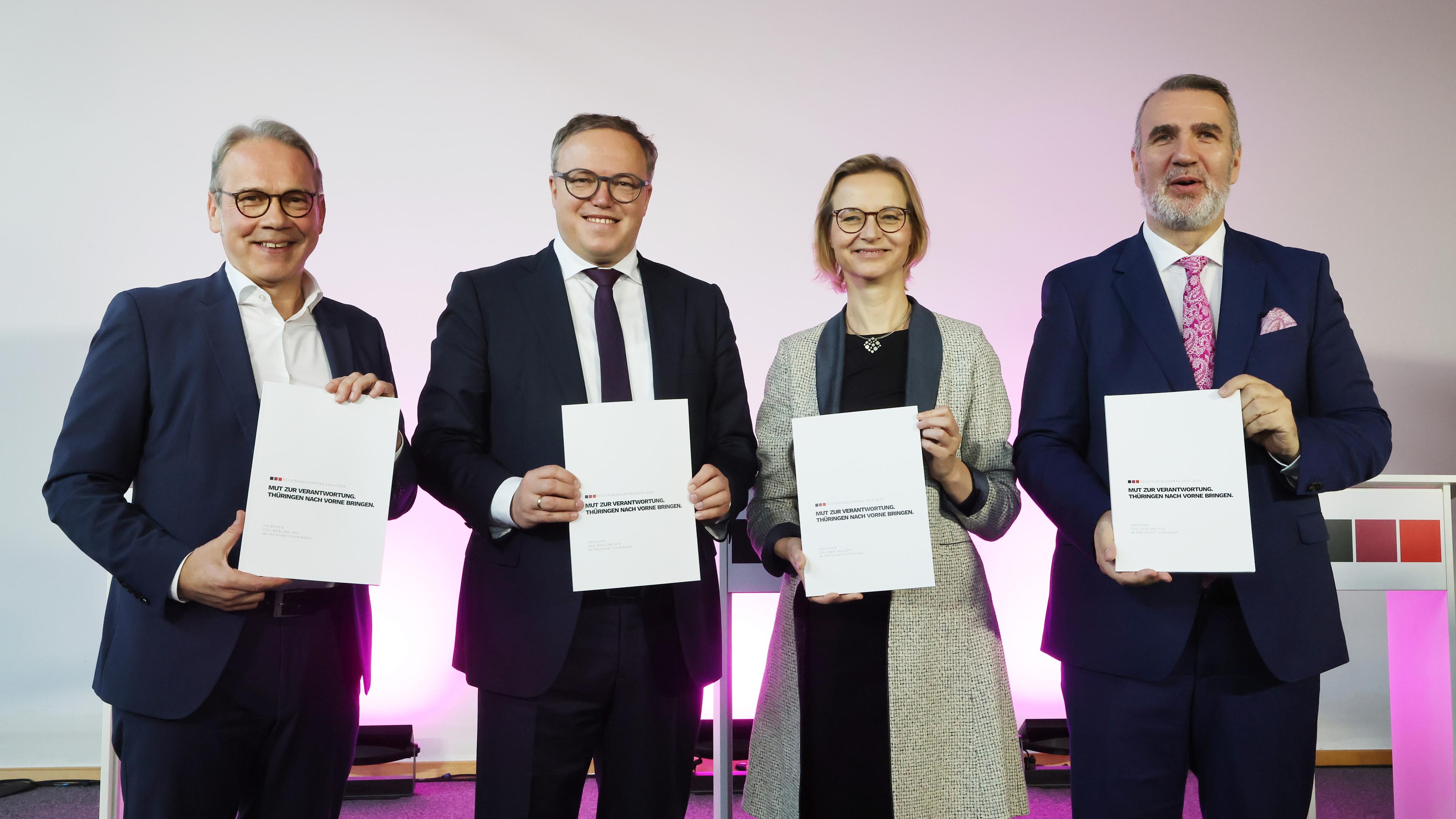 Thüringen, Erfurt: Georg Maier, (l-r), Thüringer SPD-Parteichef und geschäftsführender Innenminister, Mario Voigt, CDU-Fraktionschef von Thüringen, Katja Wolf, BSW-Fraktionschefin und Steffen Schütz, Co-Landesvorsitzender des BSW, präsentieren den Koalitionsvertrag, Archivbild