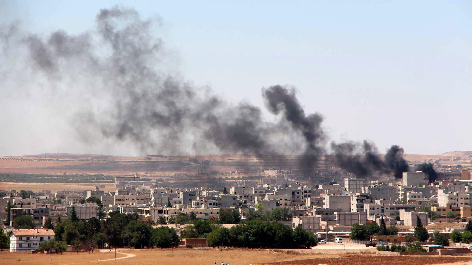 Rauch über Kobane an der Grenze von Türkei und Syrien.