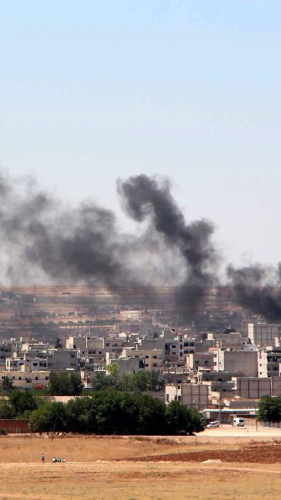 Rauch über Kobane an der Grenze von Türkei und Syrien.