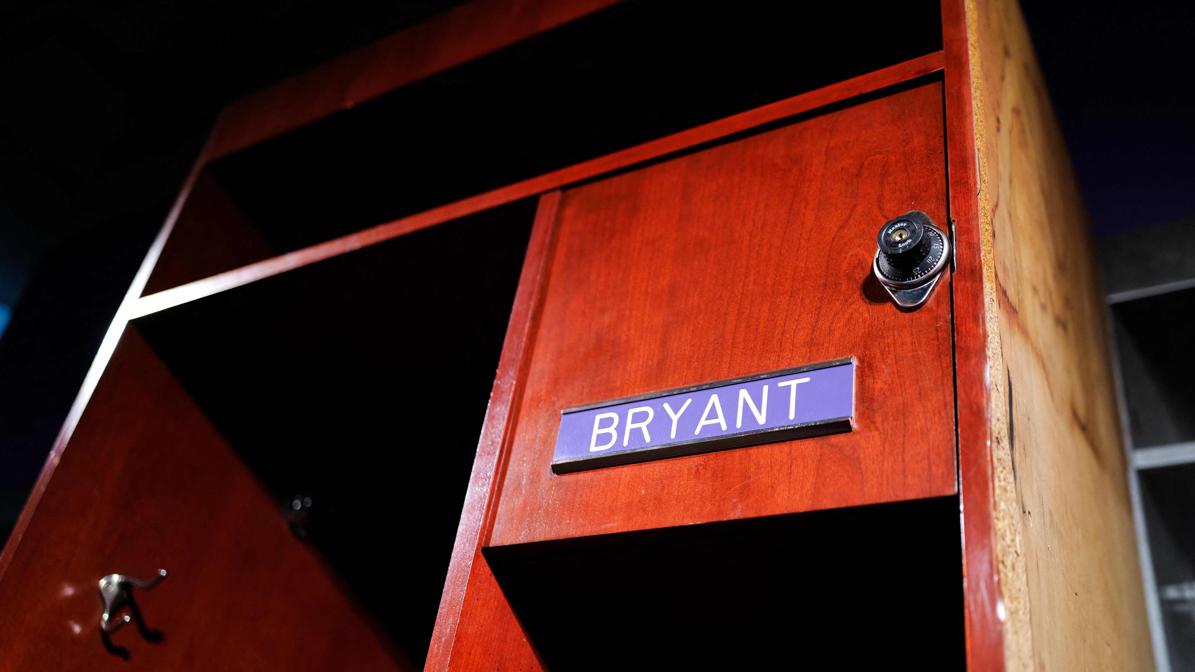 Der Spind des US-Basketballspielers Kobe Bryant im Staples Center wird im Auktionshaus Sotheby's in New York City ausgestellt