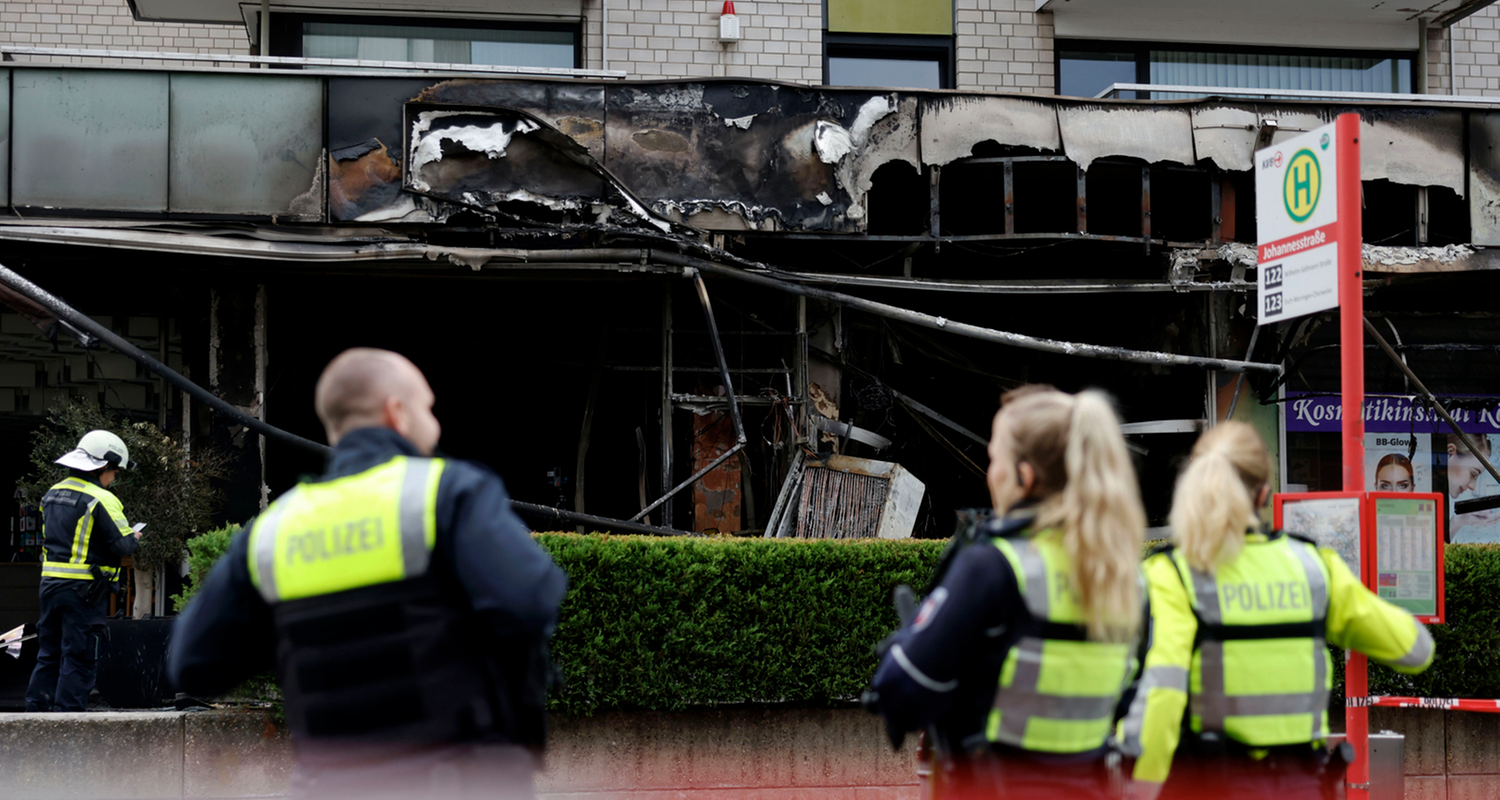 Polizei vor explodierten Gebäude