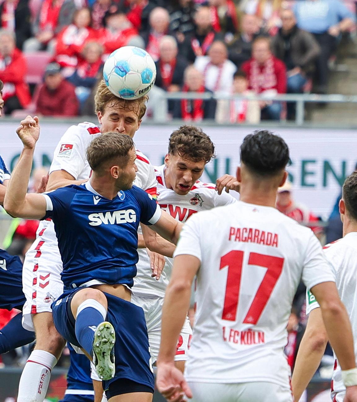 Kopfballduell im Strafraum mit Timo Hübers (FC Köln).