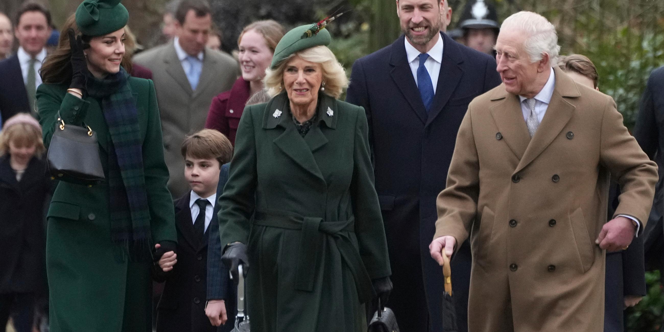 König Charles III spaziert mit Weihnachtsgästen