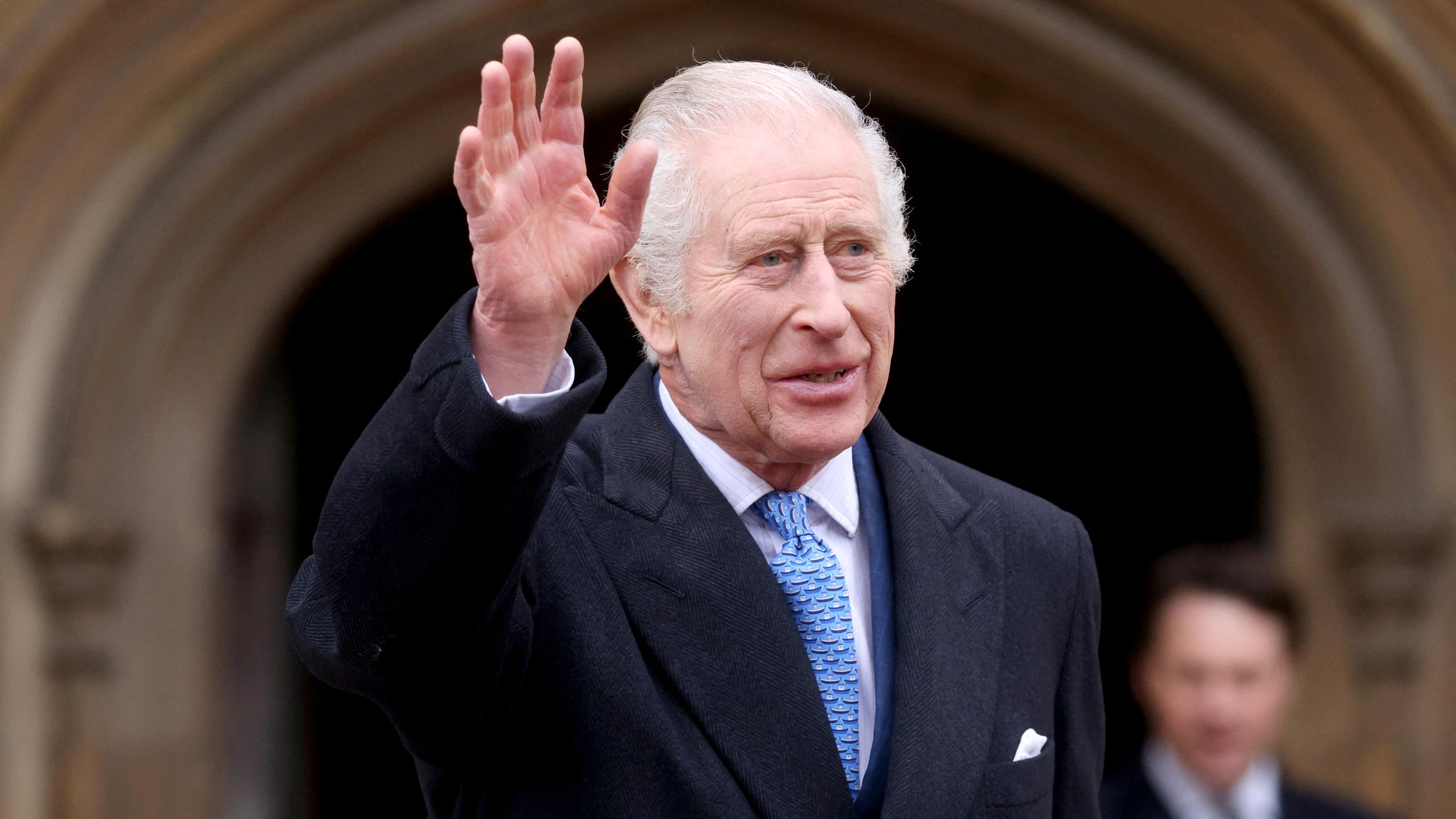 König Charles winkt Schaulustigen beim Ostergottesdienst auf Schloss Windsor zu. 