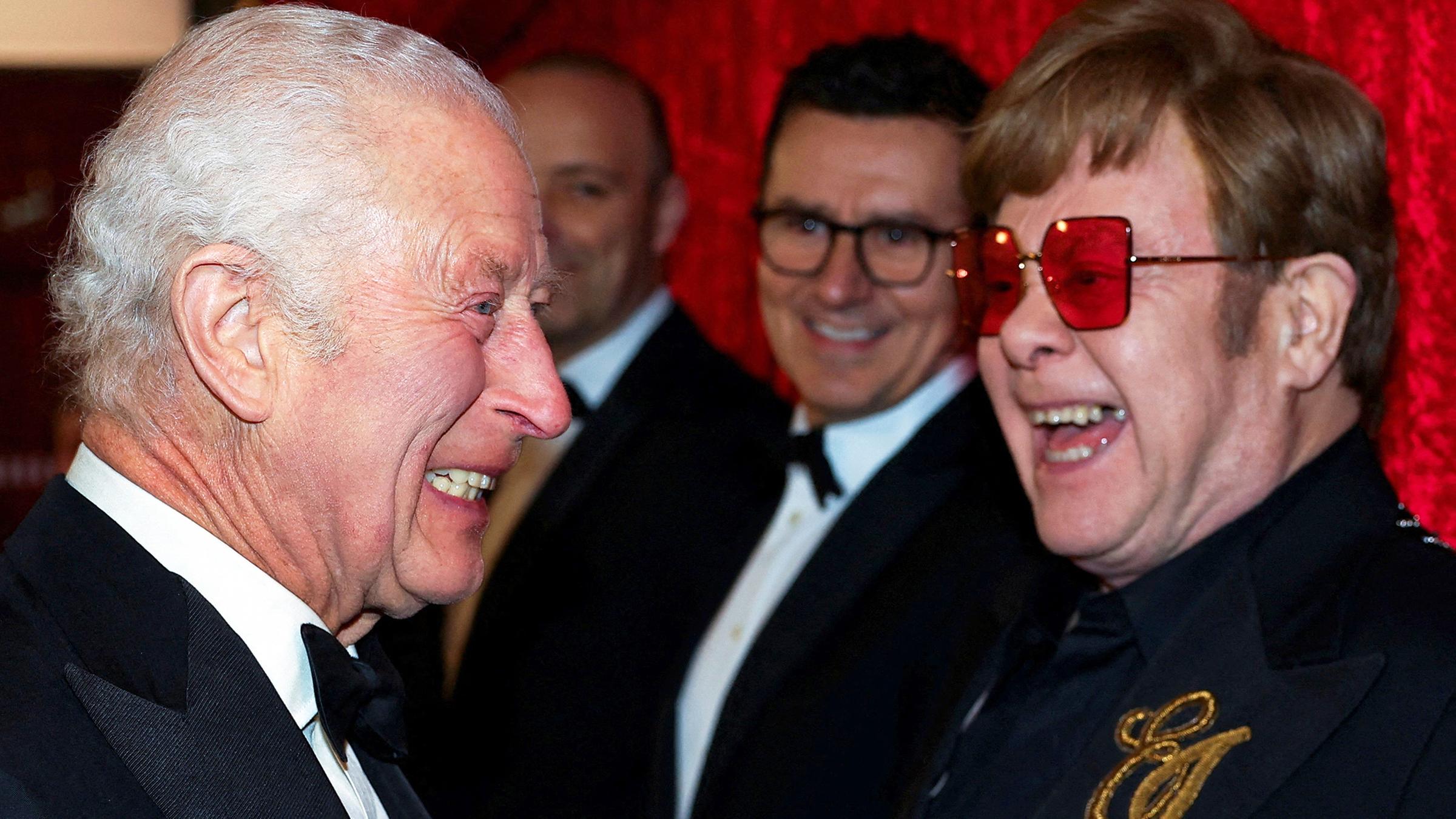 Den Abend bei der Royal Variety Perfomance hat König Charles III. sichtlich genossen. Bei der Plauderei mit Sir Elton John hat sich der Monarch zumindest prächtig amüsiert. (25.11.2024)