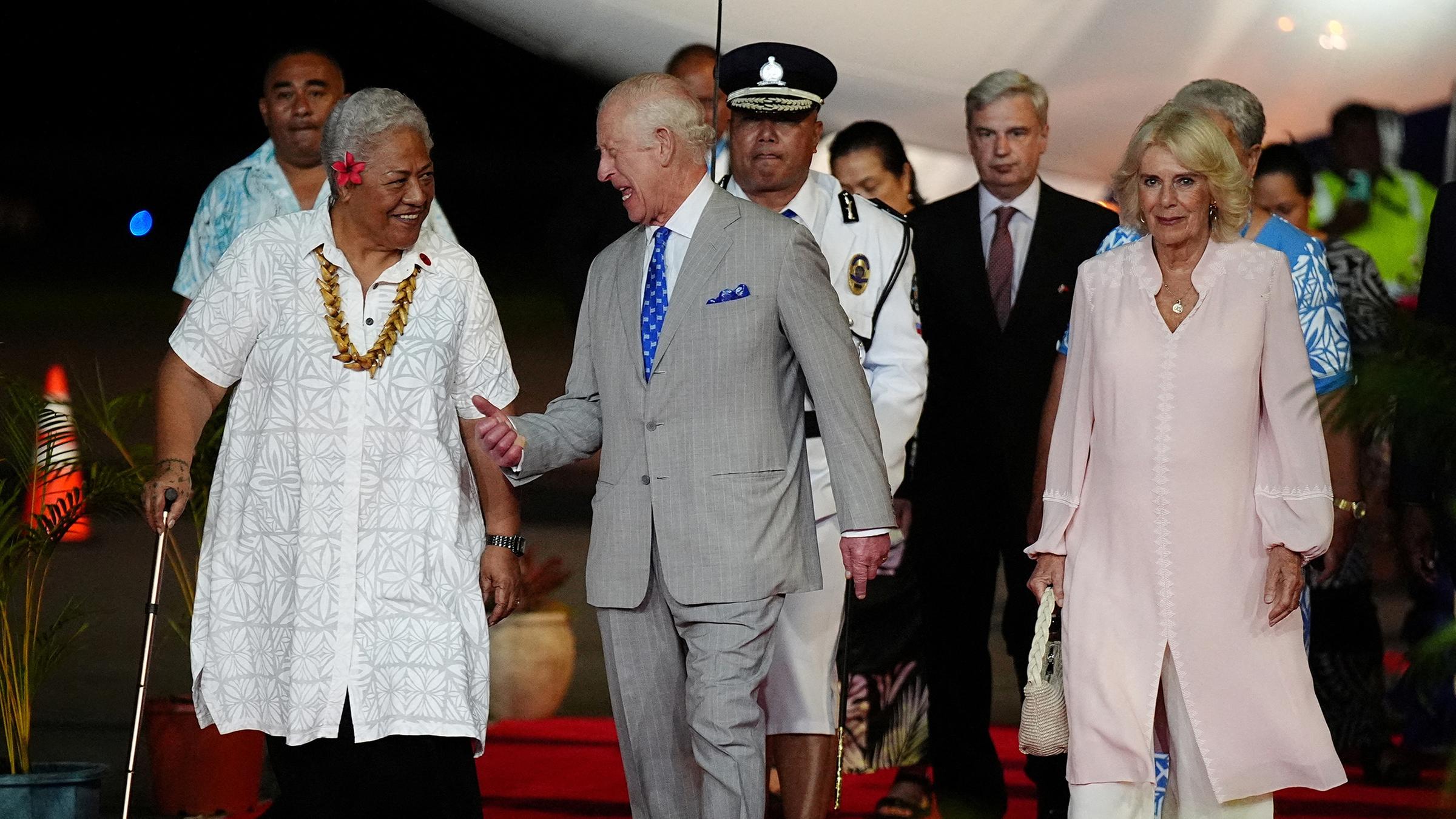 Der britsiche König Charles III. und die Premiereministerin von Samoa Fiamē Naomi Mataʻafa bei seiner Ankunft in Samoa.