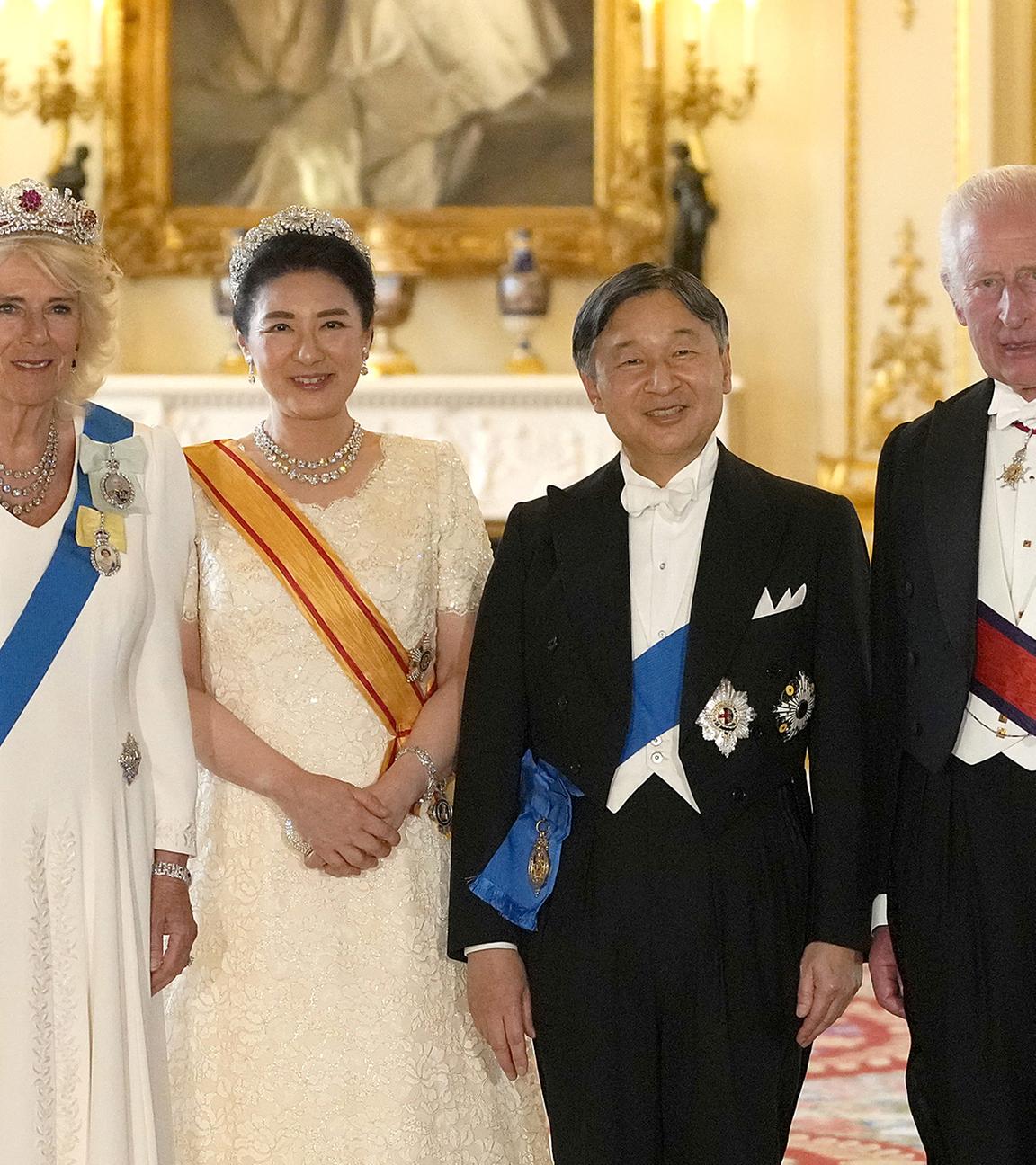 König Charles III. (r) von Großbritannien und seine Frau Königin Camilla (l) begrüßen den Kaiser Naruhito von Japan und dessen Frau, Kaiserin Masako von Japan
