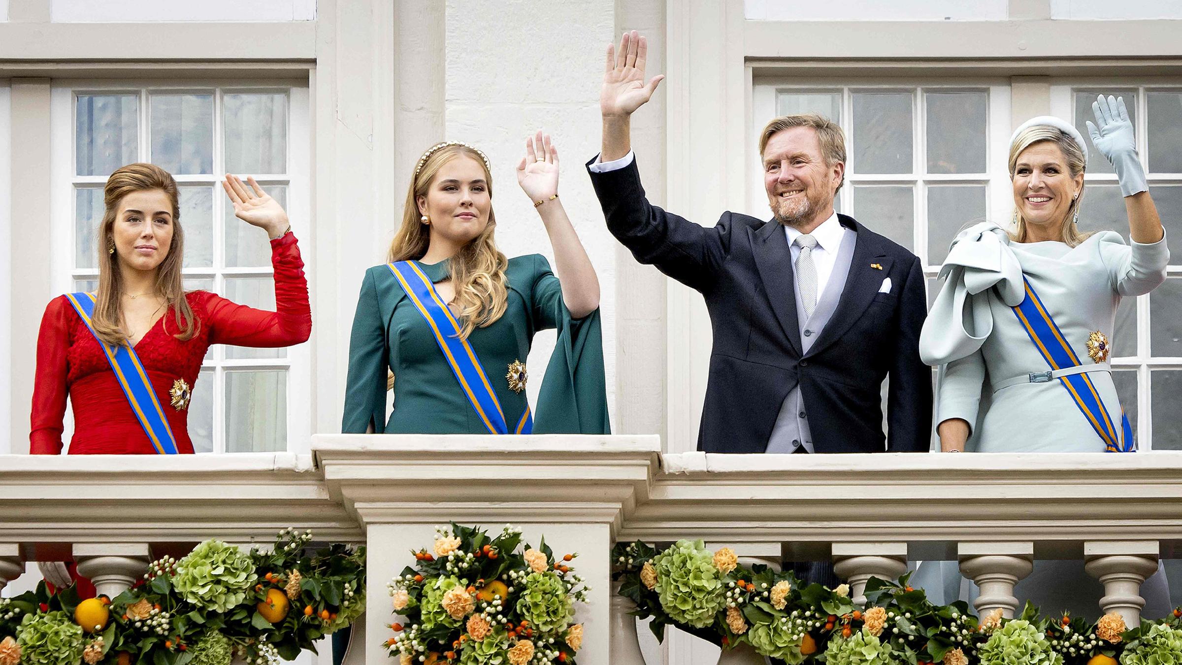 König Willem Alexander mit seiner Familie winkt fröhlich vom Balkon zum traditionellen Prinsjesdag.