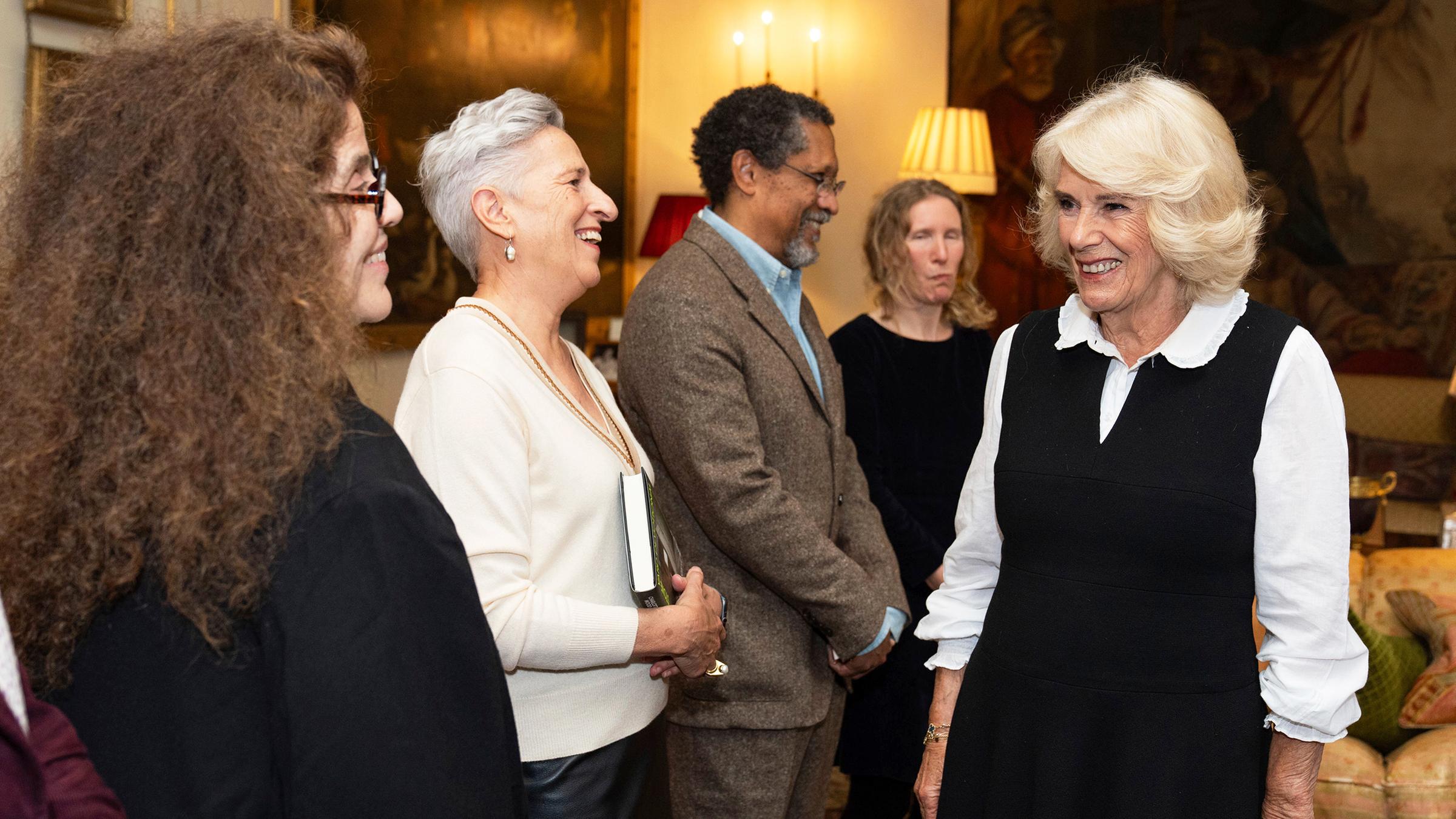 Die britische Königin Camilla, bei einem öffentlichen Empfang in Clarence House. 