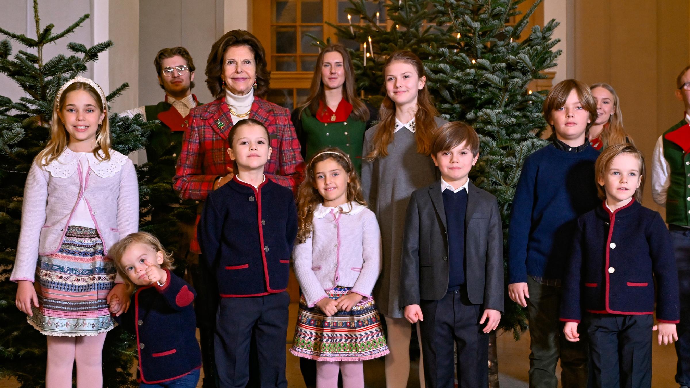 Königin Silvia und ihre Enkelkinder vor einem Weihnachtsbaum im Schloss Stockholm.