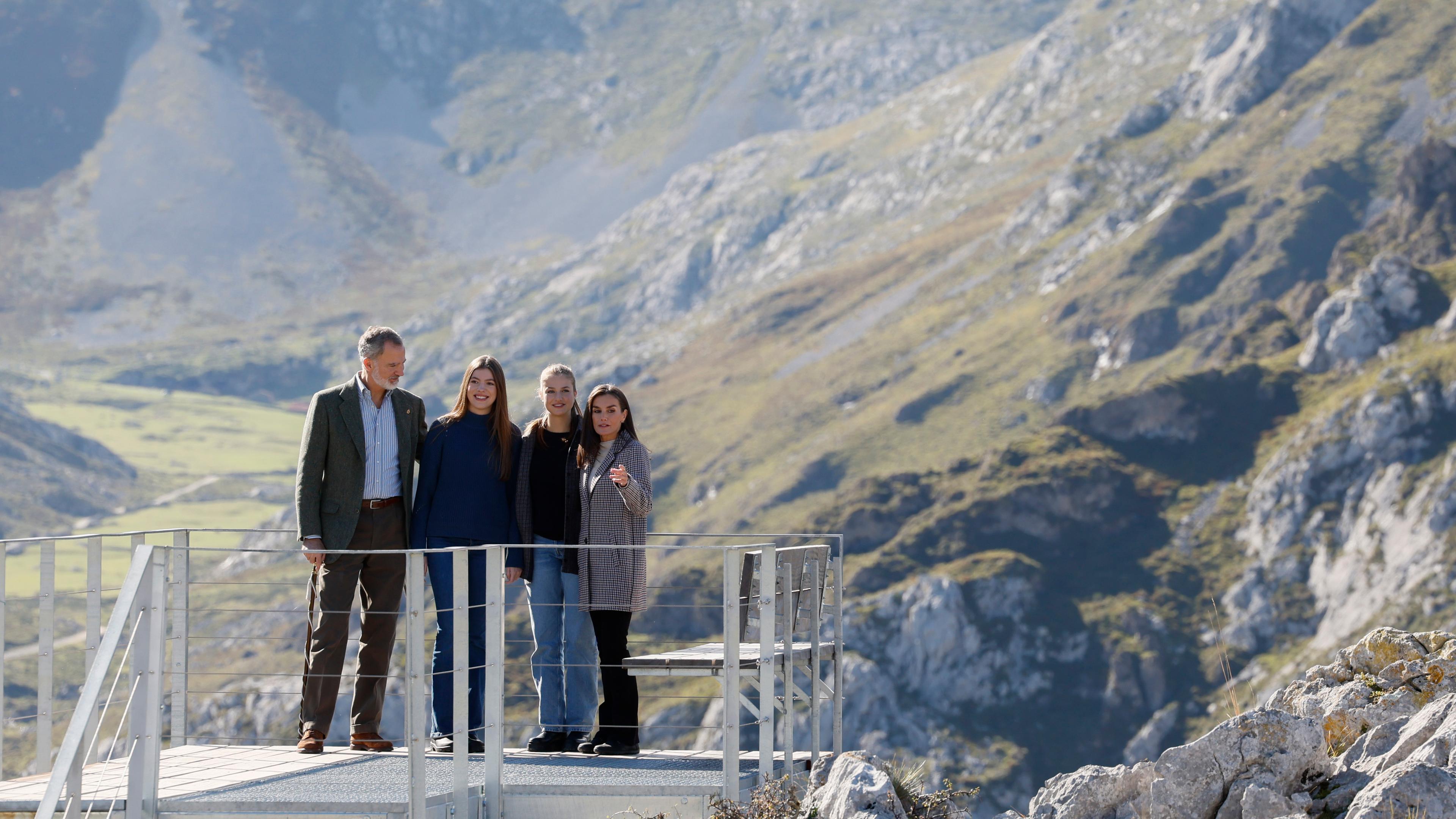 Spaniens König Felipe, Königin Letizia, Kronprinzessin Leonor und Prinzessin Sofia posieren während ihres Besuchs des Dorfes Sotres am 26.10.2024.