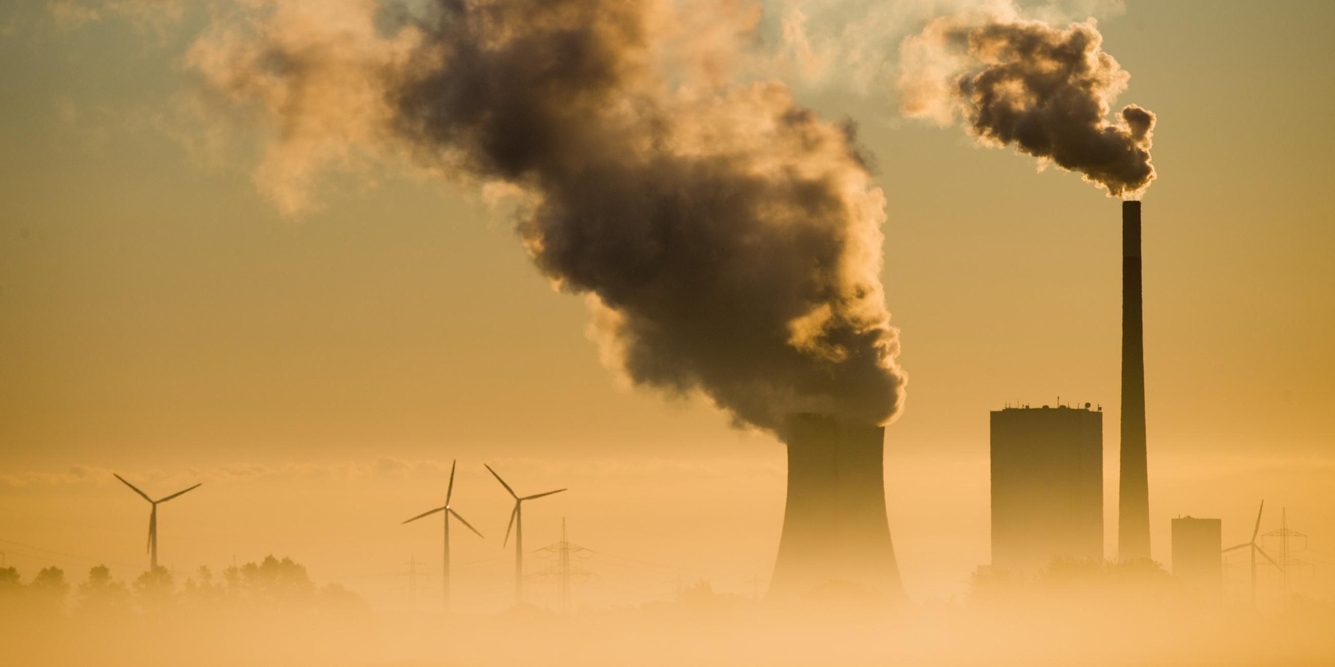 Windräder hinter Kohlekraftwerk