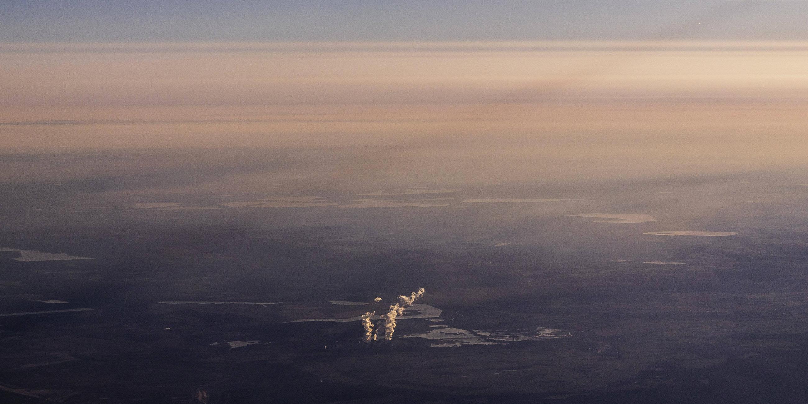 Blick auf ein Kohlekraftwerk aus einem Flugzeug aufgenommen