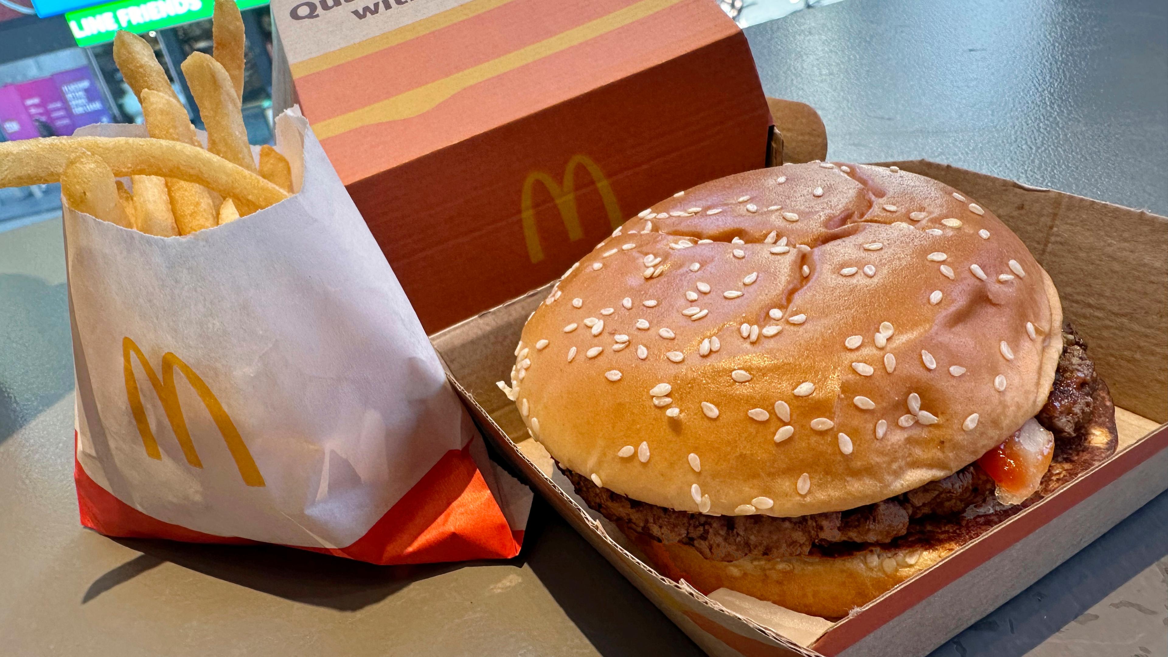 Archiv: Ein McDonald's Quarter Pounder Burger und Pommes am New Yorker Times Square.