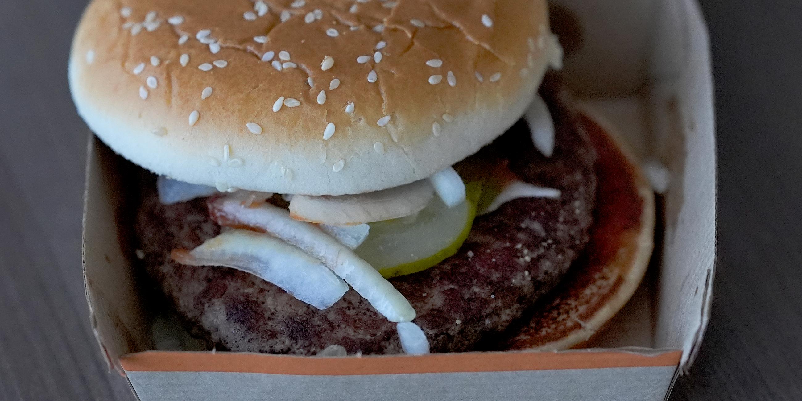 Archiv:  Ein McDonald's Quarter Pounder Burger in Chicago.