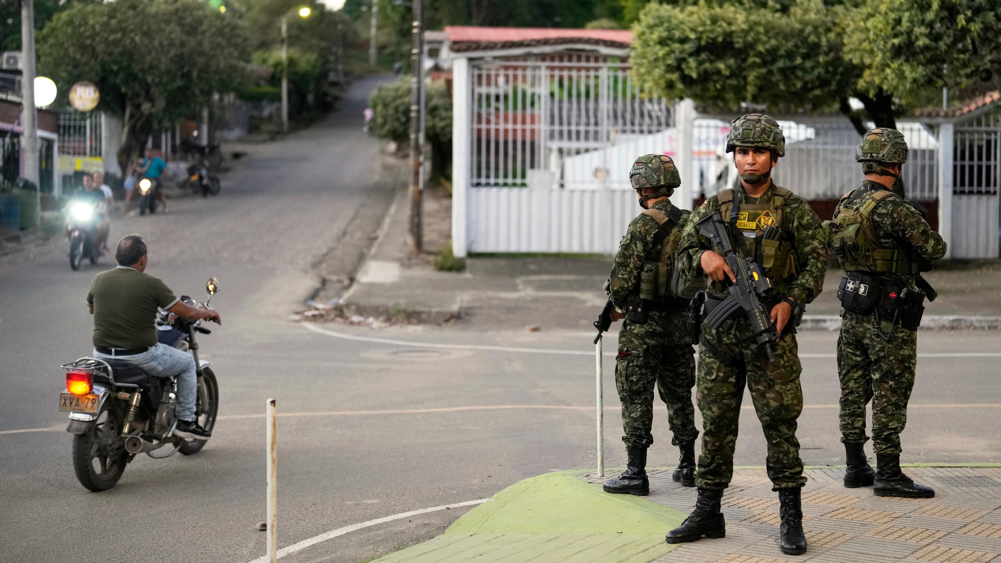 Soldaten patrouillieren am Montag, 20. Januar 2025, in Tibu, Kolumbien, nach einer Flut von Guerillaangriffen, bei denen Dutzende Menschen getötet und Tausende zur Flucht aus ihren Häusern in der Region Catatumbo gezwungen wurden.