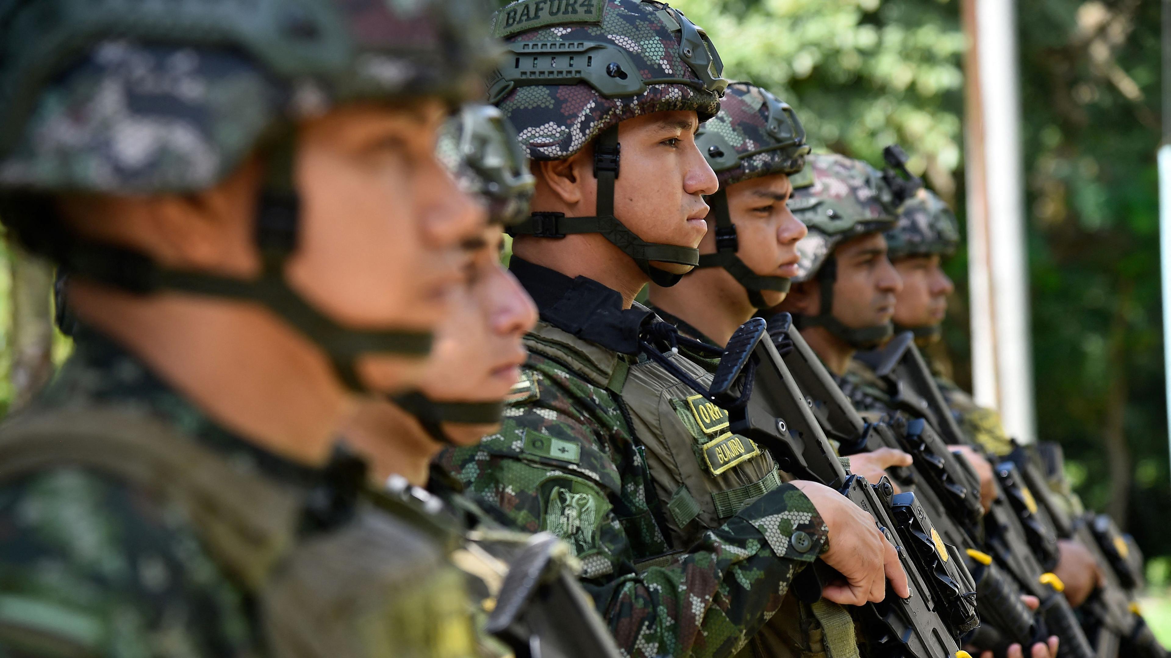 Polizisten und Armeesoldaten bereiten sich auf Straßenpatrouillen vor, nachdem es in Tibu, Provinz Norte de Santander, Kolumbien, am 20. Januar 2025 zu Zusammenstößen zwischen rivalisierenden linken Guerillas gekommen war