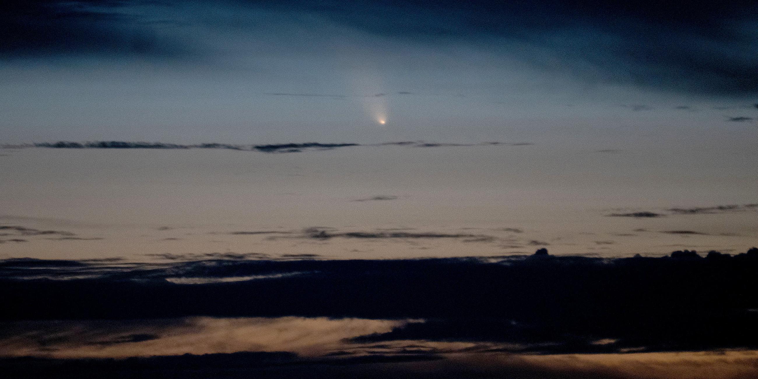 Komet "C/2023 A3 Tsuchinshan-Atlas" am Abendhimmel.