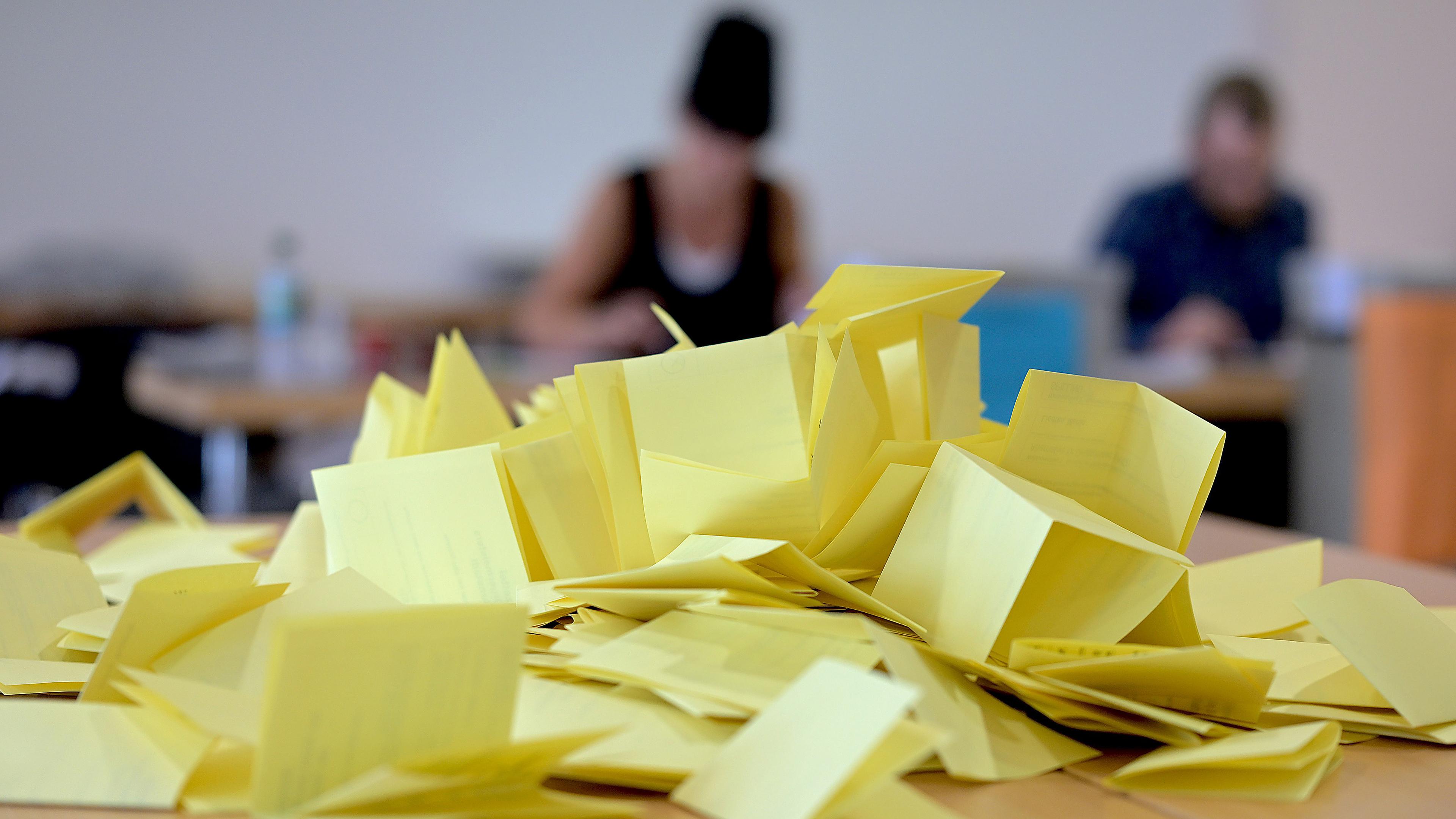 Die Stimmzettel für die Auszählung der Stimmen zur Bürgermeisterwahl vor zwei Wochen in Arnstadt auf einem Tisch im Wahllokal in der Stadthalle Arnstadt
