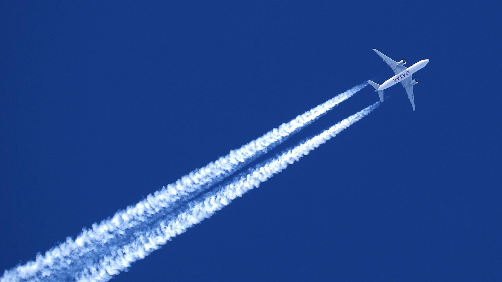 Инверсионный след. Инверсионный след Airbus a340. Самолет со следом. Инверсионный след Боинг 777. Инверсионный след от ту-154.