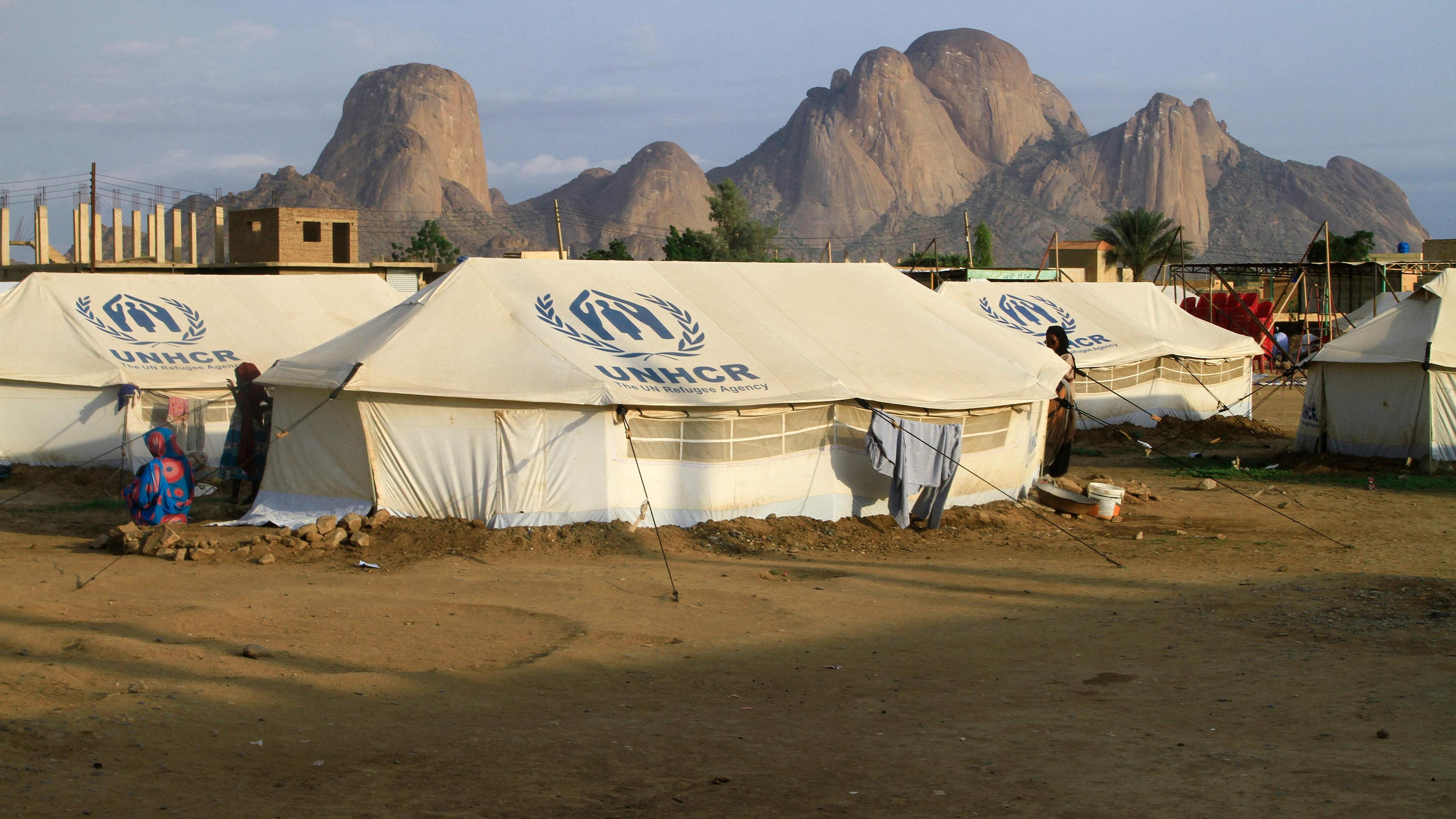 Menschen, die bereits durch den Konflikt vertrieben wurden, ruhen in Zelten auf einem provisorischen Campingplatz, zu dem sie nach tödlichen Überschwemmungen in der östlichen Stadt Kassala am 11. August 2024 evakuiert wurden.